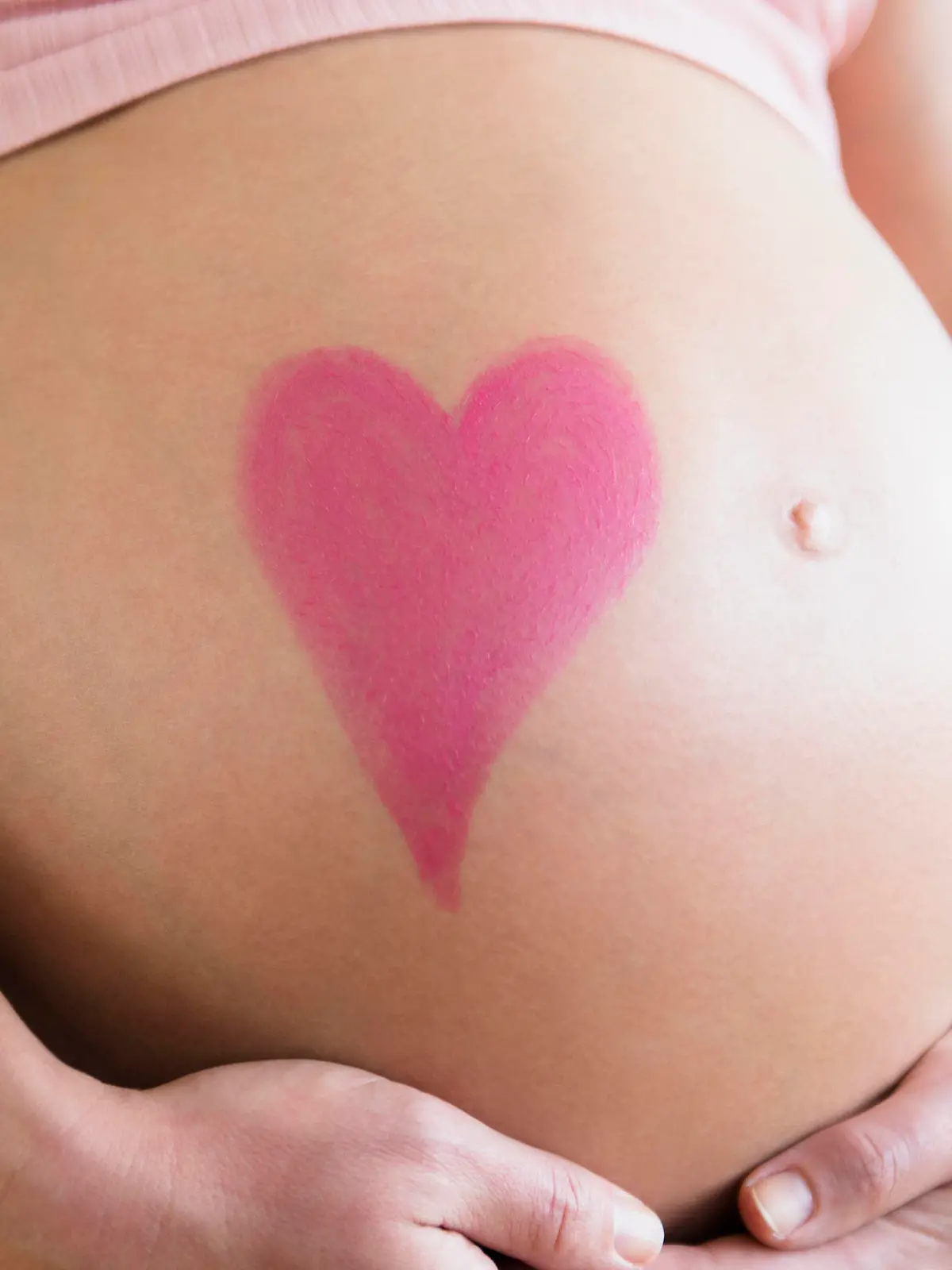 Mid section of pregnant woman with drawing of heart on belly, Schwangerschaft Keine Weitergabe an Drittverwerter.