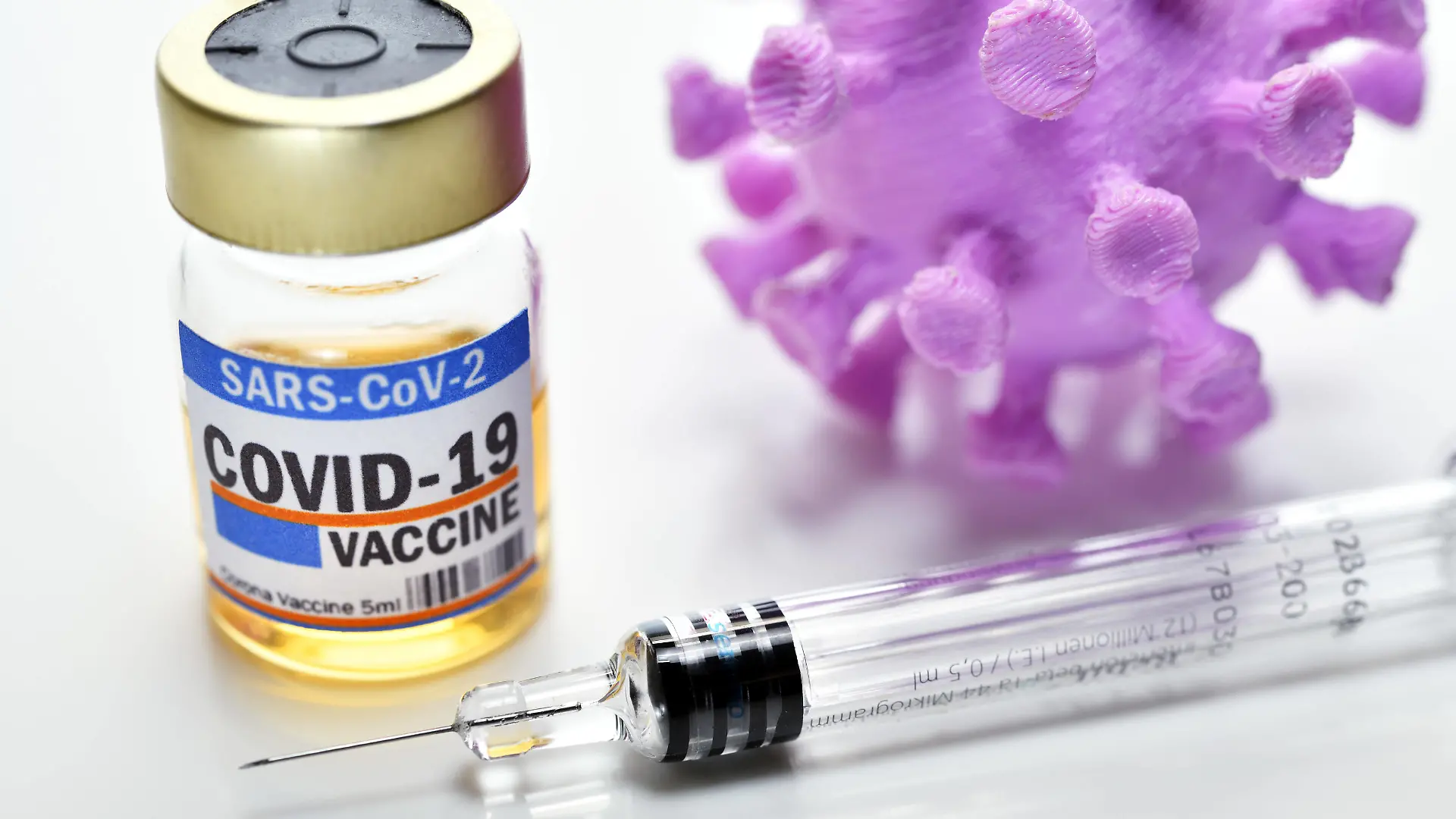 Corona-Impfstoff, Impfspritze und Coronavirus-Modell, Symbolfoto Corona-Impfmittel *** Corona vaccine, syringe and coronavirus model, symbol photo Corona vaccine