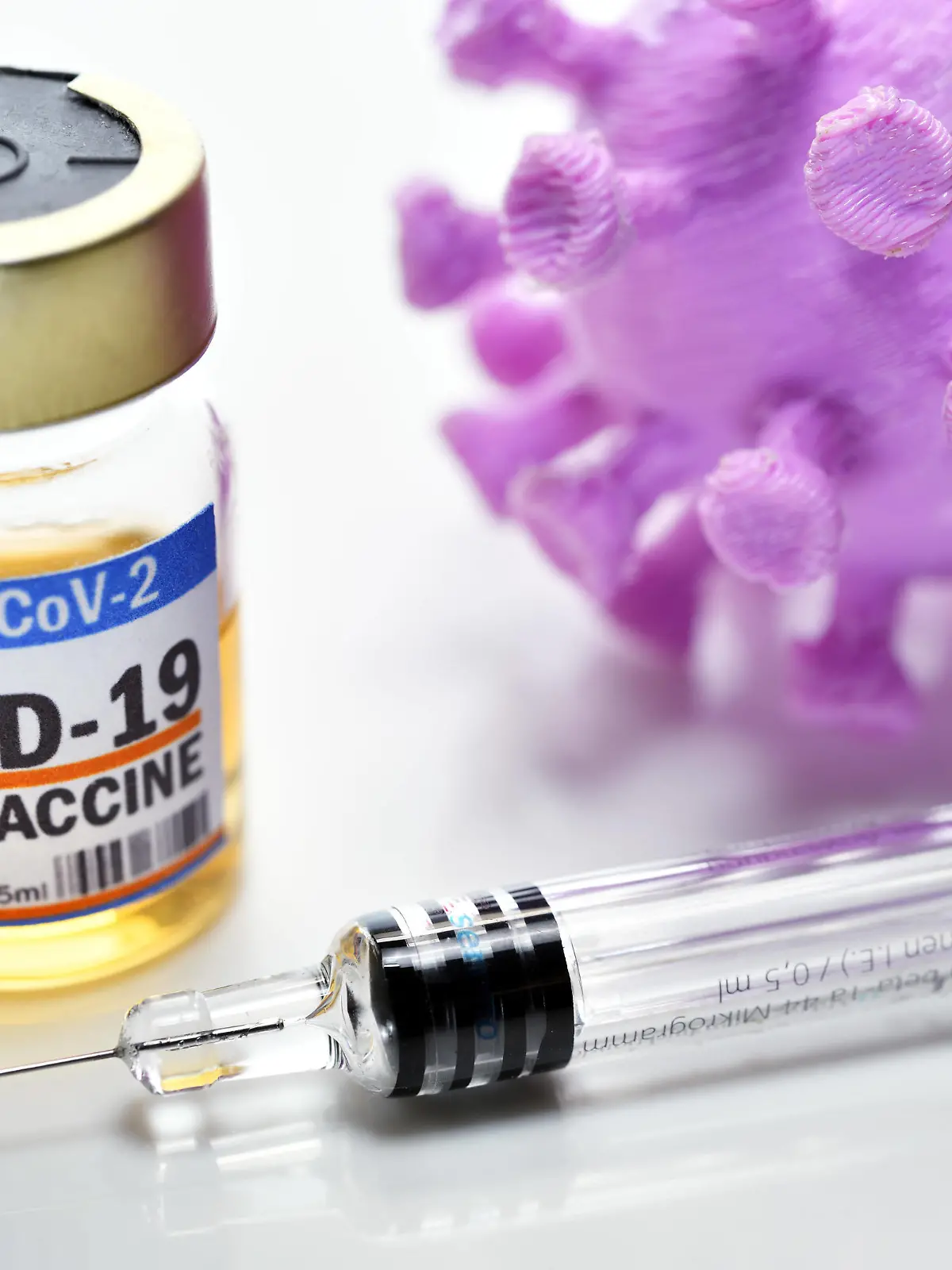  Corona-Impfstoff, Impfspritze und Coronavirus-Modell, Symbolfoto Corona-Impfmittel *** Corona vaccine, syringe and coronavirus model, symbol photo Corona vaccine