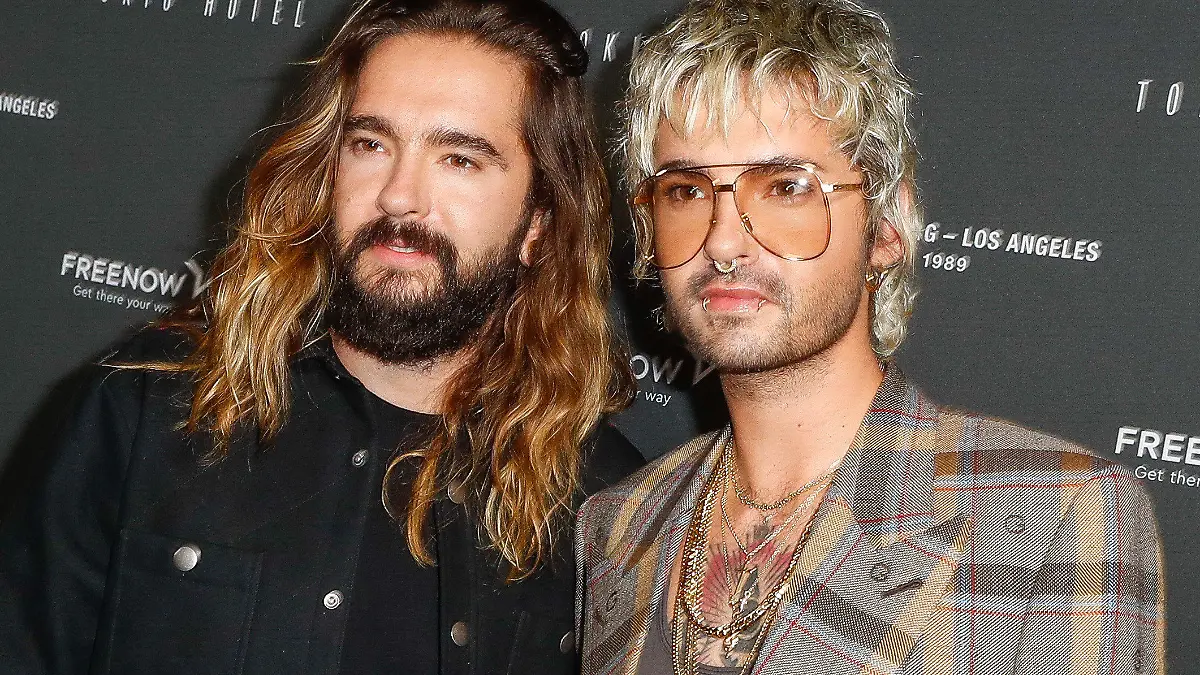 ARCHIV - 22.10.2021, Berlin: Tom Kaulitz (l) und sein Bruder Bill Kaulitz kommen zu einem Event von Tokio Hotel. (zu dpa "Tokio Hotel verschiebt Tour auf 2023") Foto: Gerald Matzka/dpa +++ dpa-Bildfunk +++