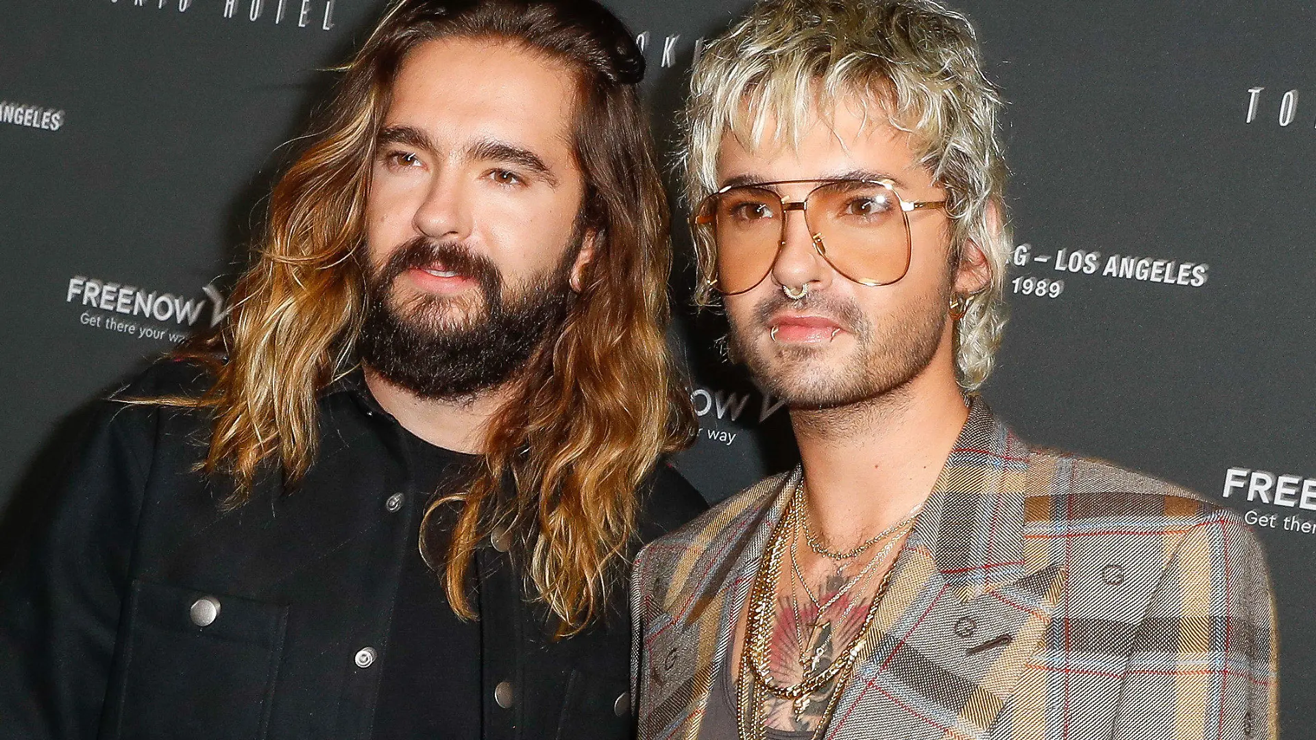 ARCHIV - 22.10.2021, Berlin: Tom Kaulitz (l) und sein Bruder Bill Kaulitz kommen zu einem Event von Tokio Hotel. (zu dpa "Tokio Hotel verschiebt Tour auf 2023") Foto: Gerald Matzka/dpa +++ dpa-Bildfunk +++
