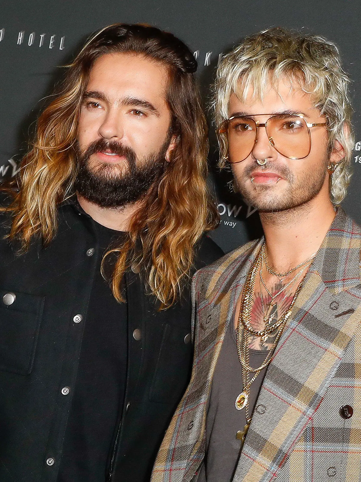 ARCHIV - 22.10.2021, Berlin: Tom Kaulitz (l) und sein Bruder Bill Kaulitz kommen zu einem Event von Tokio Hotel. (zu dpa "Tokio Hotel verschiebt Tour auf 2023") Foto: Gerald Matzka/dpa +++ dpa-Bildfunk +++
