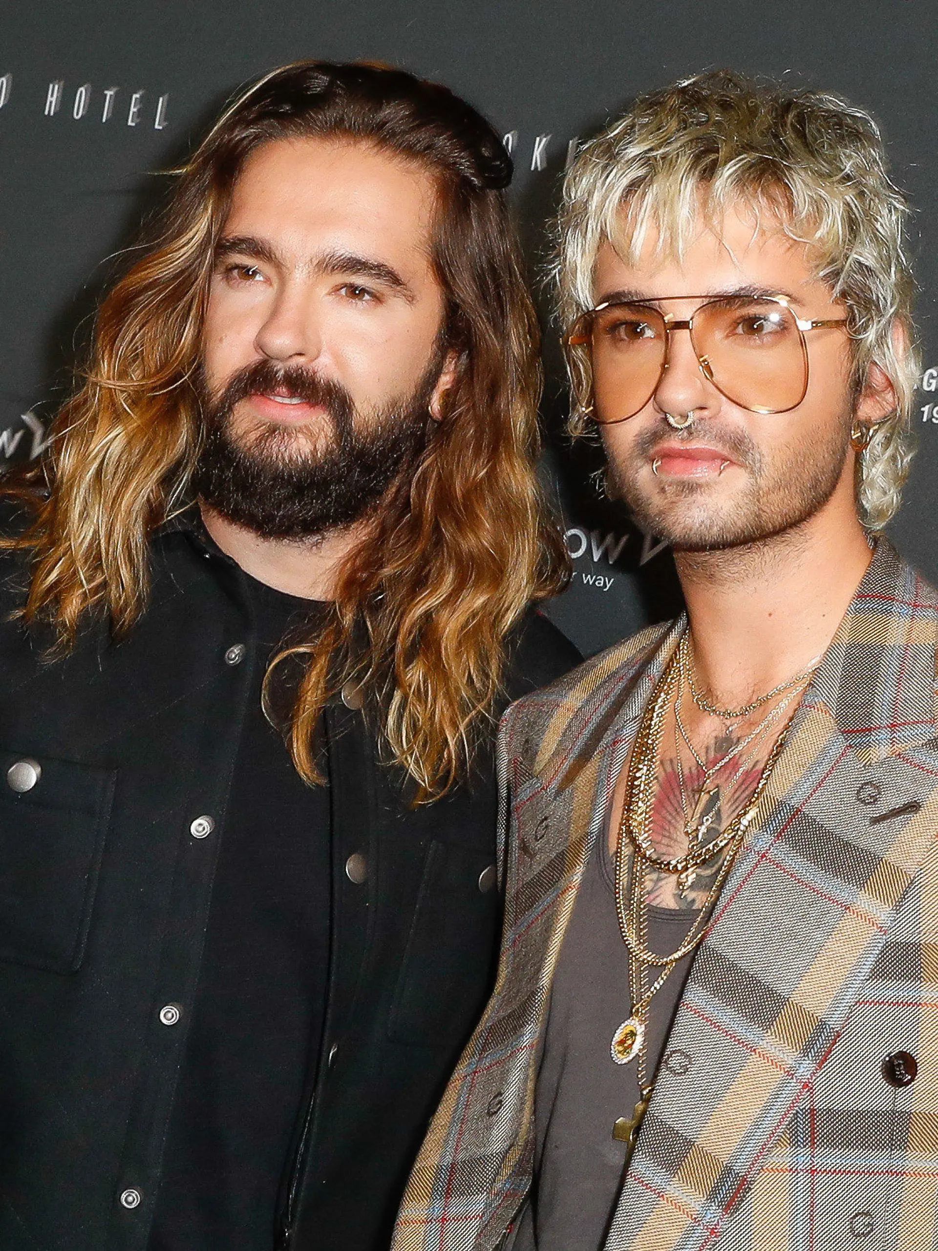ARCHIV - 22.10.2021, Berlin: Tom Kaulitz (l) und sein Bruder Bill Kaulitz kommen zu einem Event von Tokio Hotel. (zu dpa "Tokio Hotel verschiebt Tour auf 2023") Foto: Gerald Matzka/dpa +++ dpa-Bildfunk +++