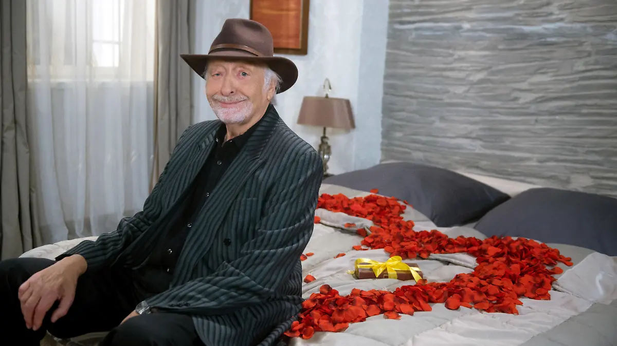 HANDOUT - 10.11.2020, ---: Komiker Karl Dall übernimmt in der Daily Novela «Rote Rosen» die Episodenrolle des Rockstars Richie Sky (undatierte Aufnahme). Die 18. Staffel ist mit neuen Folgen ab 13.10.2020 montags bis freitags um 14.10 Uhr im Ersten zu sehen. Foto: Nicole Manthey/ARD/dpa - ACHTUNG: Nur zur redaktionellen Verwendung im Zusammenhang mit einer Berichterstattung über die Serie und nur mit vollständiger Nennung des vorstehenden Credits +++ dpa-Bildfunk +++