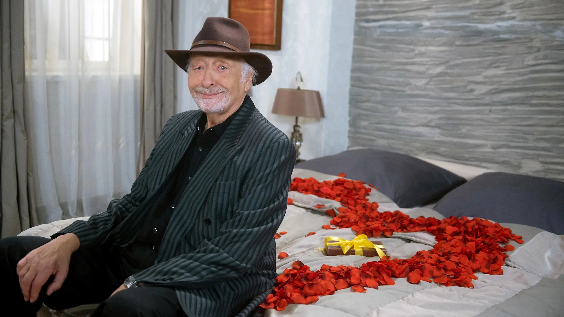 HANDOUT - 10.11.2020, ---: Komiker Karl Dall übernimmt in der Daily Novela «Rote Rosen» die Episodenrolle des Rockstars Richie Sky (undatierte Aufnahme). Die 18. Staffel ist mit neuen Folgen ab 13.10.2020 montags bis freitags um 14.10 Uhr im Ersten zu sehen. Foto: Nicole Manthey/ARD/dpa - ACHTUNG: Nur zur redaktionellen Verwendung im Zusammenhang mit einer Berichterstattung über die Serie und nur mit vollständiger Nennung des vorstehenden Credits +++ dpa-Bildfunk +++