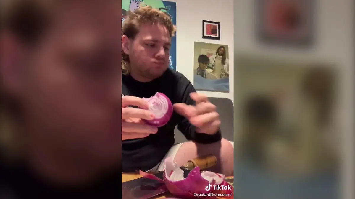 Tiktoker Russell Donnelly testet seiner Geschmacksnerven mit einer rohen Zwiebel.