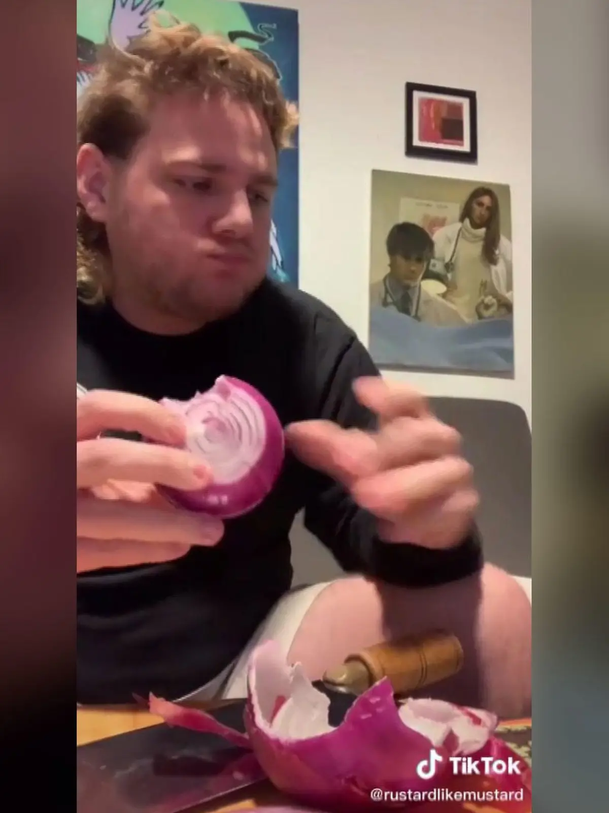 Tiktoker Russell Donnelly testet seiner Geschmacksnerven mit einer rohen Zwiebel.