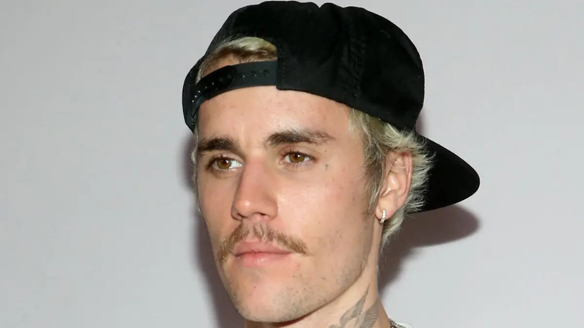 Was Justin Bieber bei den Country Music Awards gemacht hat