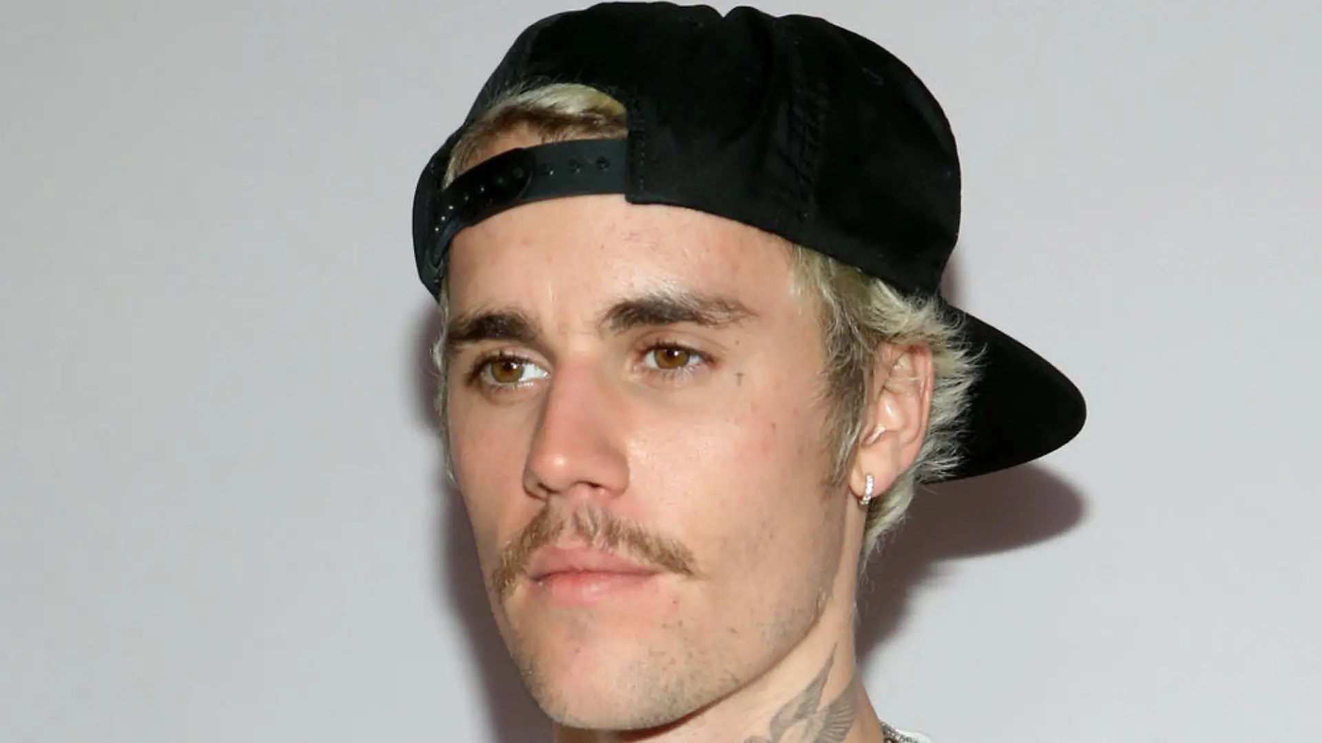 Was Justin Bieber bei den Country Music Awards gemacht hat