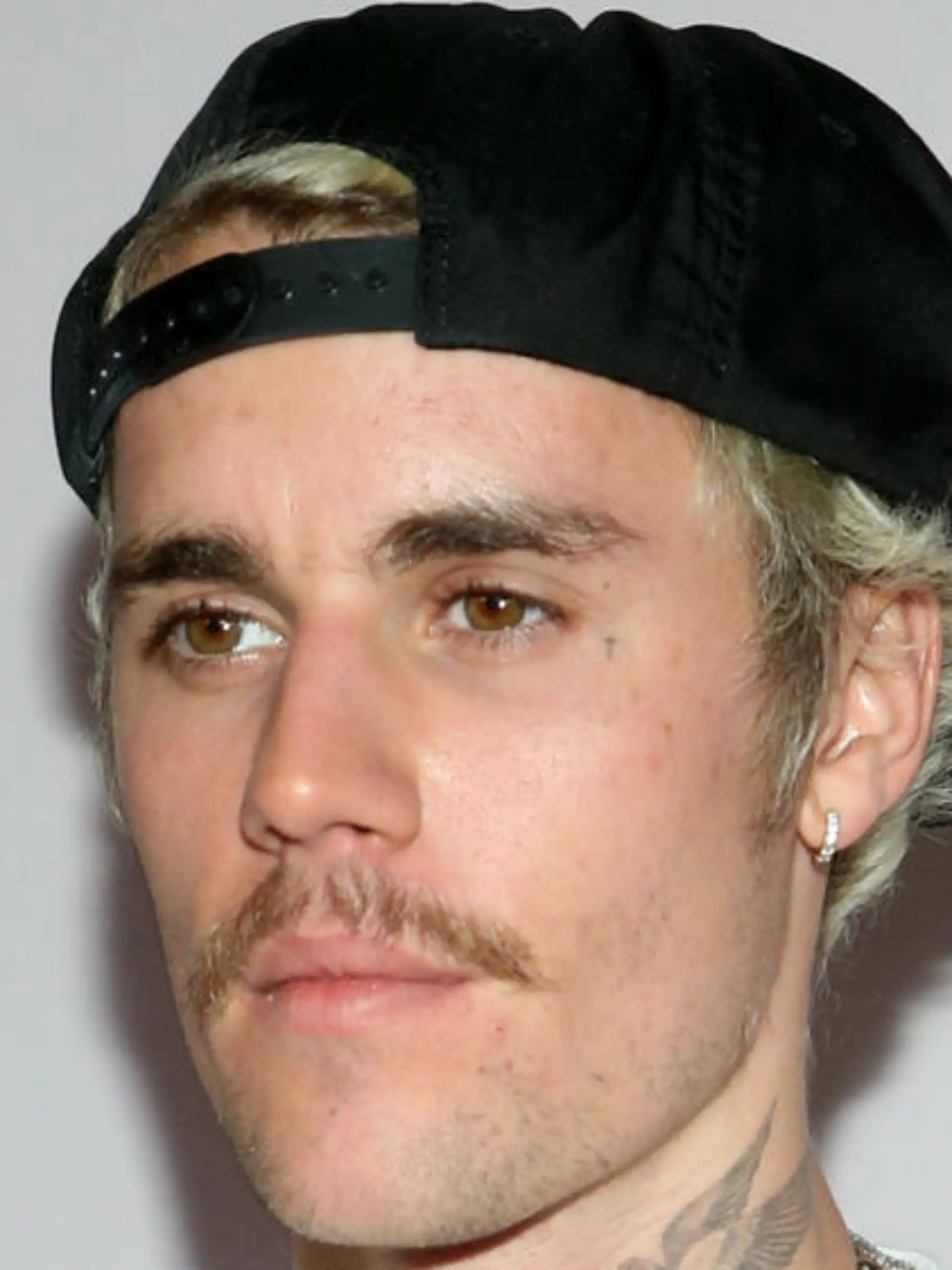 Was Justin Bieber bei den Country Music Awards gemacht hat