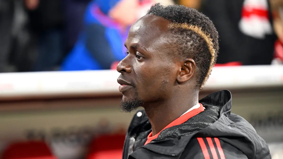 ARCHIV - 04.04.2023, Bayern, München: Fußball: DFB-Pokal, Bayern München - SC Freiburg, Viertelfinale, Allianz Arena. Bayerns Sadio Mané nimmt vor dem Spiel auf der Bank Platz. WICHTIGER HINWEIS: Gemäß den Vorgaben der DFL Deutsche Fußball Liga bzw. des DFB Deutscher Fußball-Bund ist es untersagt, in dem Stadion und/oder vom Spiel angefertigte Fotoaufnahmen in Form von Sequenzbildern und/oder videoähnlichen Fotostrecken zu verwerten bzw. verwerten zu lassen. (zu dpa: «Streit in Kabine, Mode-Trips und Tapalovic: Bayerns Nebenschauplätze») Foto: Sven Hoppe/dpa +++ dpa-Bildfunk +++