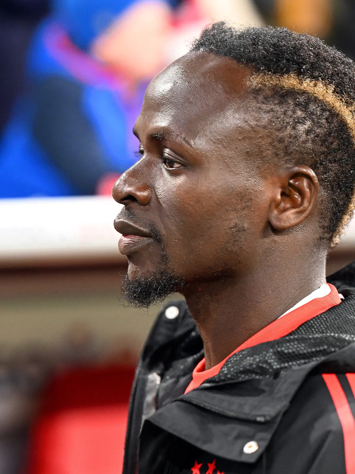 ARCHIV - 04.04.2023, Bayern, München: Fußball: DFB-Pokal, Bayern München - SC Freiburg, Viertelfinale, Allianz Arena. Bayerns Sadio Mané nimmt vor dem Spiel auf der Bank Platz. WICHTIGER HINWEIS: Gemäß den Vorgaben der DFL Deutsche Fußball Liga bzw. des DFB Deutscher Fußball-Bund ist es untersagt, in dem Stadion und/oder vom Spiel angefertigte Fotoaufnahmen in Form von Sequenzbildern und/oder videoähnlichen Fotostrecken zu verwerten bzw. verwerten zu lassen. (zu dpa: «Streit in Kabine, Mode-Trips und Tapalovic: Bayerns Nebenschauplätze») Foto: Sven Hoppe/dpa +++ dpa-Bildfunk +++