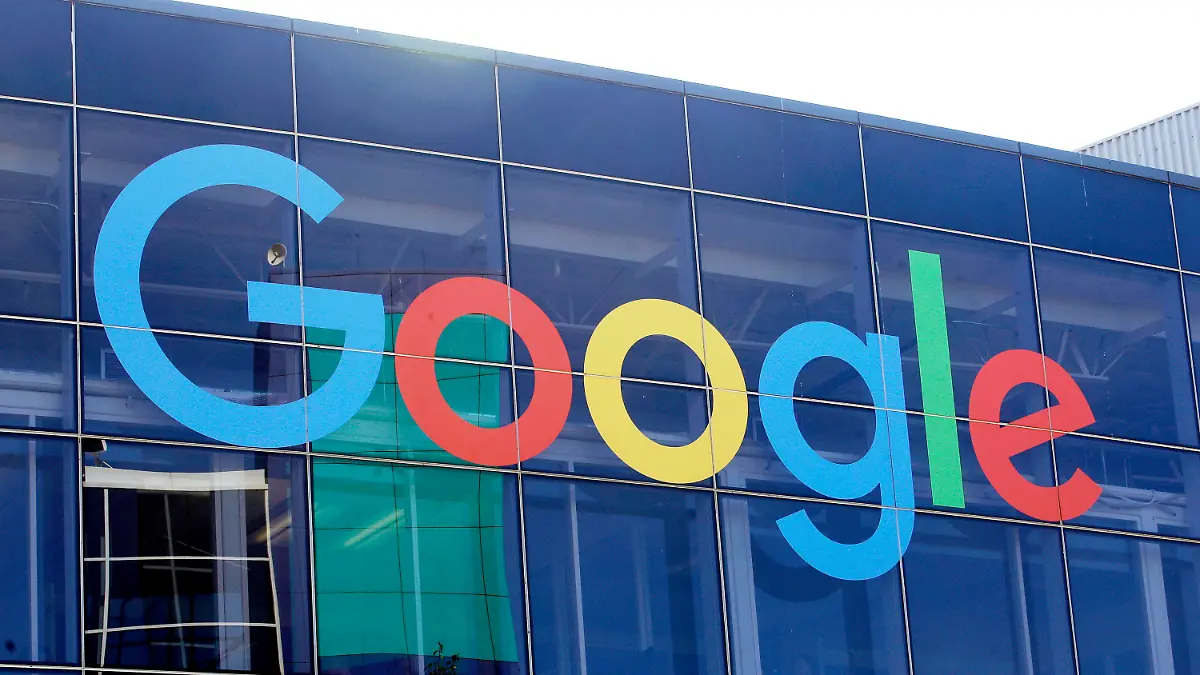 ARCHIV - 24.09.2019, USA, Mountain View: Das Logo von Google an der Fassade des Hauptsitzes des Mutterkonzerns Alphabet. (zu dpa «US-Regierung mit Wettbewerbsklage gegen Google») Foto: Jeff Chiu/AP/dpa +++ dpa-Bildfunk +++