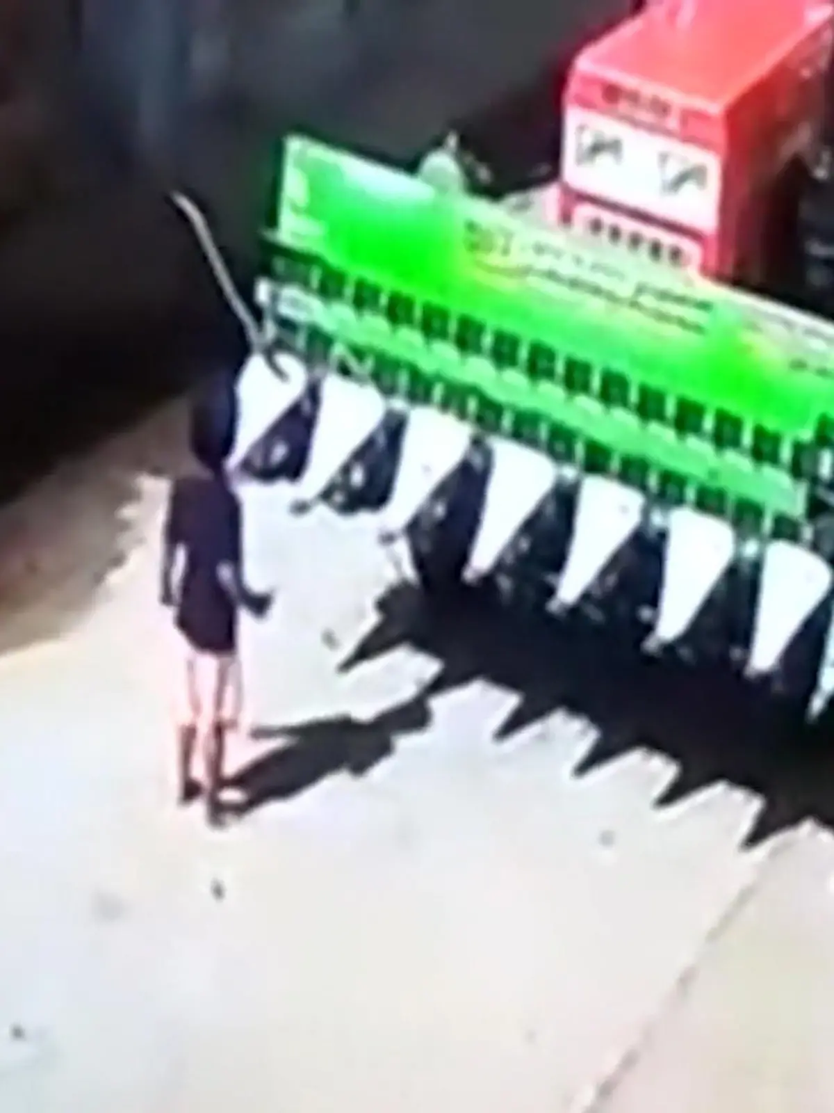 Eltern, aufgepasst! Dieses Video ist der Beweis dafür, dass man seine Kinder immer im Auge behalten sollte. Im indischen Bundestaat Rahjastan filmt eine Überwachungskamera, wie die kleine Aayushi vor dem geparkten Traktor ihres Vaters steht. Der scheint in Eile zu sein, schwingt sich auf sein Fahrzeug und fährt los – ohne dabei seine Tochter zu beachten.