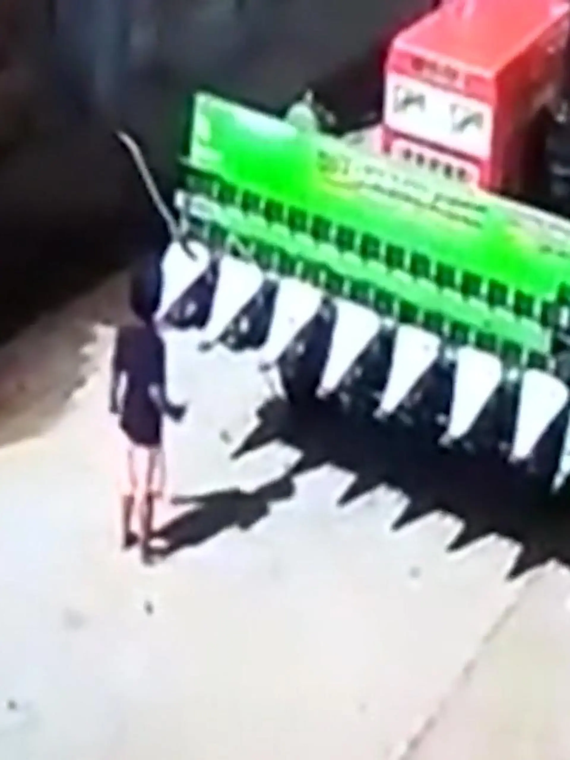 Eltern, aufgepasst! Dieses Video ist der Beweis dafür, dass man seine Kinder immer im Auge behalten sollte. Im indischen Bundestaat Rahjastan filmt eine Überwachungskamera, wie die kleine Aayushi vor dem geparkten Traktor ihres Vaters steht. Der scheint in Eile zu sein, schwingt sich auf sein Fahrzeug und fährt los – ohne dabei seine Tochter zu beachten.