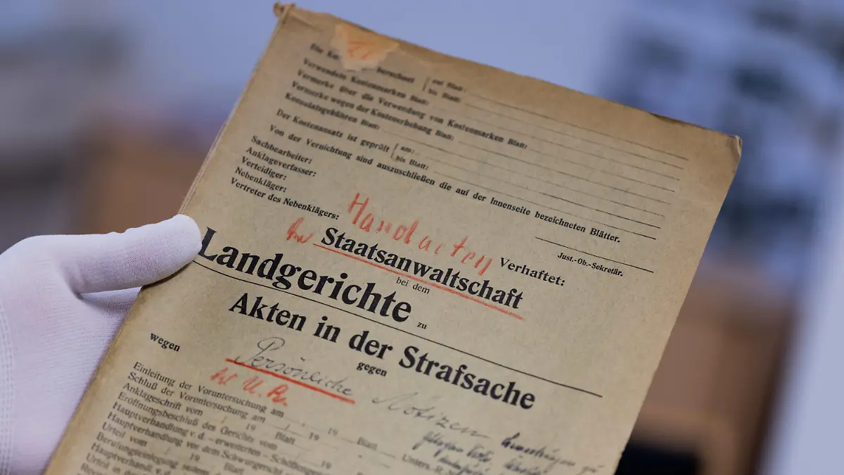 12.04.2023, Nordrhein-Westfalen, Düsseldorf: Unterlagen aus der Handakte zum Kriminalfall Peter Kürten liegen im Stadtarchiv auf einem Tisch. Die Handakte soll an die Abteilung Rheinland im Landesarchiv übergeben werden. Kürten war einer der meistgesuchten Serienmörder der Weimarer Republik. Allein in Düsseldorf hatte er in den Jahren 1929/30 acht Menschen getötet. Nach seiner Verhaftung hatte der Untersuchungsrichter die Handakte mit den aus seiner Sicht wichtigsten Informationen zum Fall angelegt. Foto: Rolf Vennenbernd/dpa - ACHTUNG: Nur zur redaktionellen Verwendung im Zusammenhang mit einer Berichterstattung und nur mit vollständiger Nennung des vorstehenden Credits +++ dpa-Bildfunk +++