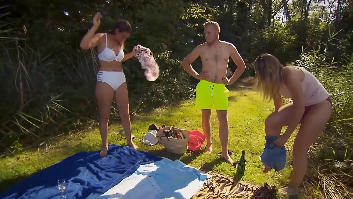 Jungbauer Patrick geht mit seinen Ladys planschen Bei "Bauer sucht Frau" fallen die Hüllen