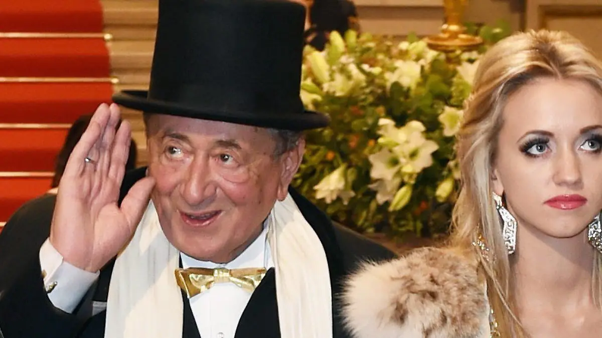 ARCHIV - Der österreichische Baumeister Richard «Mörtel» Lugner und seine junge Frau Cathy treffen am 12.02.2015 in Wien (Österreich) zum traditionellen Opernball im Grand Hotel ein. (zu dpa Die Lugners stehen vor der Scheidung vom 29.1.2016) Foto: Jens Kalaene/dpa-Zentralbild/dpa +++(c) dpa - Bildfunk+++