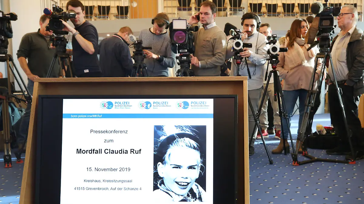 ARCHIV - 15.11.2019, Nordrhein-Westfalen, Grevenbroich: Ein Foto der vor 25 Jahren ermordeten Claudia Ruf erscheint während einer Pressekonferenz von Staatsanwaltschaft und Polizei auf einem Monitor. (zu dpa: «DNA-Test im Mordfall Claudia Ruf: 200 Männer fehlen noch») Foto: Roland Weihrauch/dpa +++ dpa-Bildfunk +++