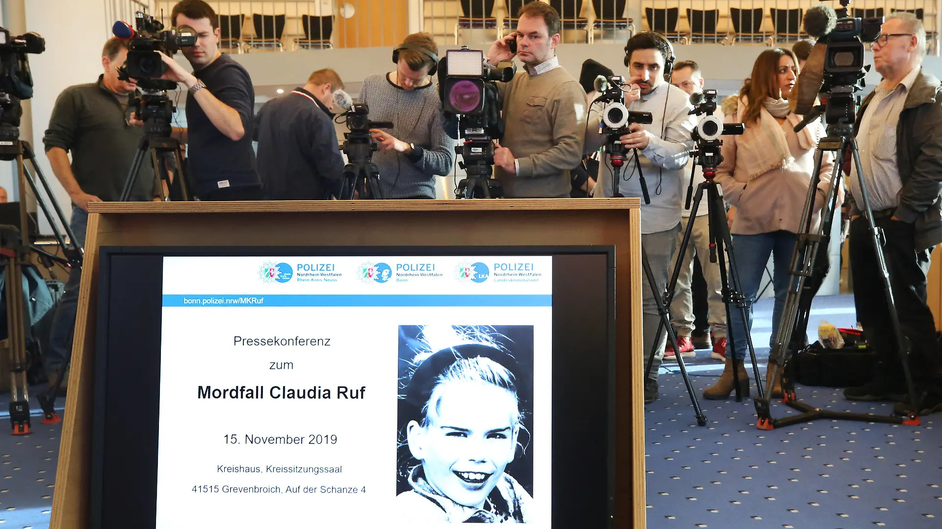 ARCHIV - 15.11.2019, Nordrhein-Westfalen, Grevenbroich: Ein Foto der vor 25 Jahren ermordeten Claudia Ruf erscheint während einer Pressekonferenz von Staatsanwaltschaft und Polizei auf einem Monitor. (zu dpa: «DNA-Test im Mordfall Claudia Ruf: 200 Männer fehlen noch») Foto: Roland Weihrauch/dpa +++ dpa-Bildfunk +++