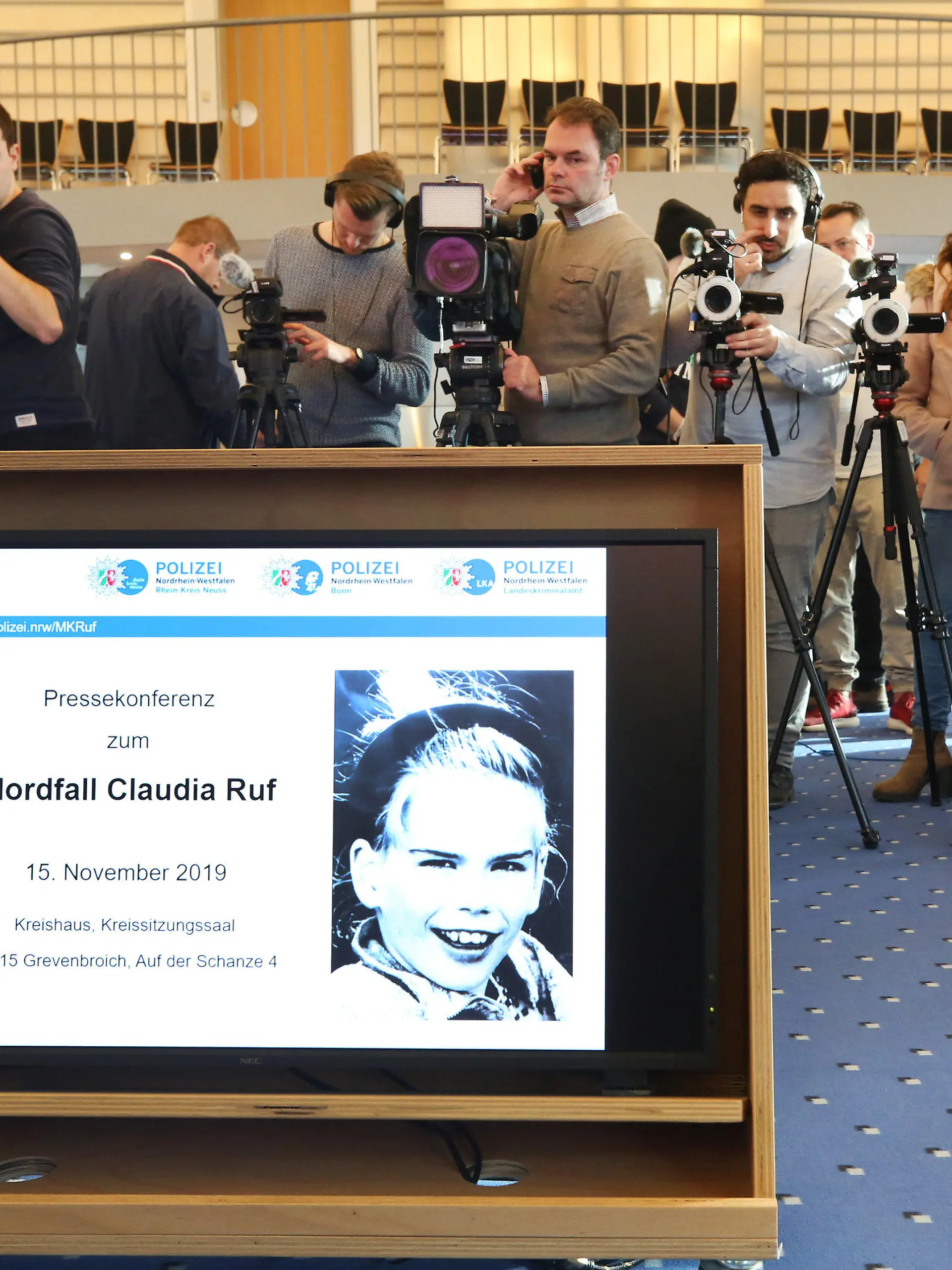ARCHIV - 15.11.2019, Nordrhein-Westfalen, Grevenbroich: Ein Foto der vor 25 Jahren ermordeten Claudia Ruf erscheint während einer Pressekonferenz von Staatsanwaltschaft und Polizei auf einem Monitor. (zu dpa: «DNA-Test im Mordfall Claudia Ruf: 200 Männer fehlen noch») Foto: Roland Weihrauch/dpa +++ dpa-Bildfunk +++