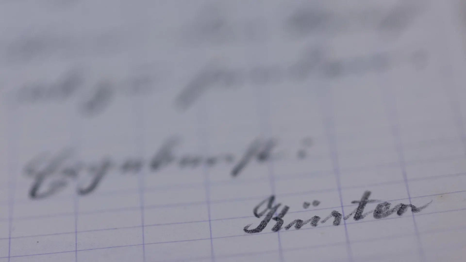 12.04.2023, Nordrhein-Westfalen, Düsseldorf: Unterlagen - hier ein unterschriebener Brief von Kürten - aus der Handakte zum Kriminalfall Peter Kürten liegen im Stadtarchiv auf einem Tisch. Die Handakte soll an die Abteilung Rheinland im Landesarchiv übergeben werden. Kürten war einer der meistgesuchten Serienmörder der Weimarer Republik. Allein in Düsseldorf hatte der in den Jahren 1929/30 acht Menschen getötet. Nach seiner Verhaftung hatte der Untersuchungsrichter die Handakte mit den aus seiner Sicht wichtigsten Informationen zum Fall angelegt. Foto: Rolf Vennenbernd/dpa - ACHTUNG: Nur zur redaktionellen Verwendung im Zusammenhang mit einer Berichterstattung und nur mit vollständiger Nennung des vorstehenden Credits +++ dpa-Bildfunk +++