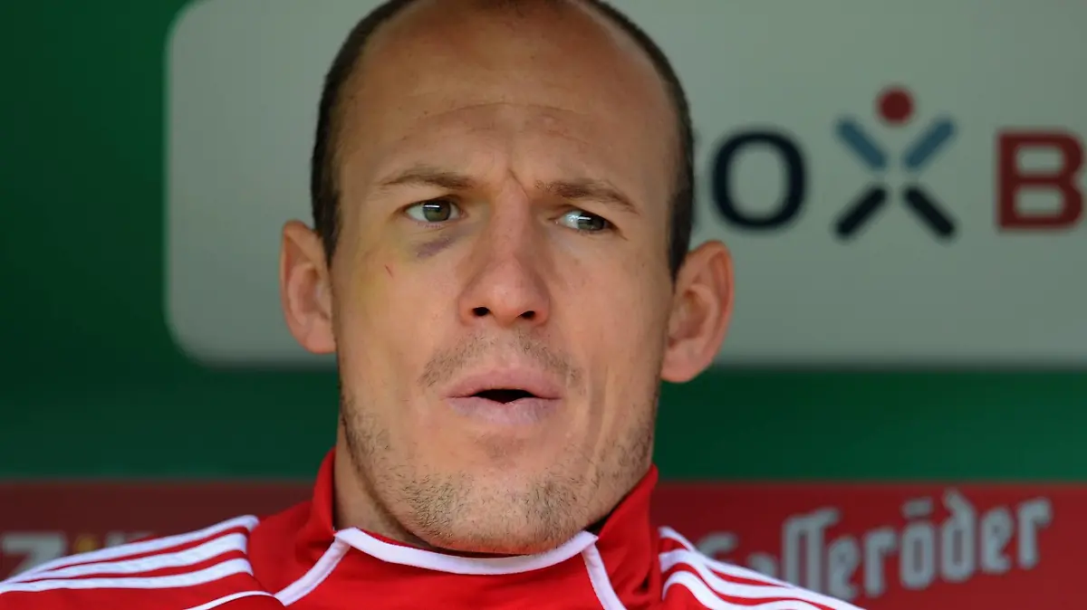 Bildnummer: 10417120  Datum: 21.04.2012  Copyright: imago/Ulmer
FUSSBALL 1. BUNDESLIGA SAISON 2011/2012 32. SPIELTAG SV Werder Bremen - FC Bayern Muenchen 21.04.2012 Arjen Robben (FC Bayern Muenchen) sitzt mit einem Veilchen unter dem Auge auf der Ersatzbank PUBLICATIONxNOTxINxSUIxITA ; GER 2011 xns x0x 2012 quer FCB MÜNCHEN SVW SPORTS FUSSBALL HERREN FUßBALL 1. BUNDESLIGA BUNDESLIGA VEREINSTRIKOT TRIKOT PORTRÃ T PORTRAET PORTAIT ERNST NEGATIV NACHDENKLICH NACHDENKLICHKEIT MIMIK PESSIMISTISCH ENTTÃ USCHT ENTTAEUSCHT ENTTAEUSCHUNG ENTTÃ USCHUNG FRUST FRUSTRIERT EMOTION EMOTIONEN NEGATIVE EMOTIONEN NEGATIVE EMOTION AUGE BLAU BLAUES BLAUEN 

Image number 10417120 date 21 04 2012 Copyright imago Ulmer Football 1 Bundesliga Season 2011 2012 32 Matchday SV Werder Bremen FC Bavaria Munich 21 04 2012 Arjen seals FC Bavaria Munich sits with a Violets under the Eye on the Substitutes\u0026#39; bench PUBLICATIONxNOTxINxSUIxITA ger 2011 xns x0x 2012 horizontal FCB Munich SVW Sports Football men Football 1 Bundesliga Bundesliga Club jersey Jersey Portr T Portrait Portait Ernst negative contemplative contemplation Facial expressions pessimistic   DISAPPOINTED Disappointment   Frustration frustrated Emotion Emotions negative Emotions negative Emotion Eye Blue blue Blue  