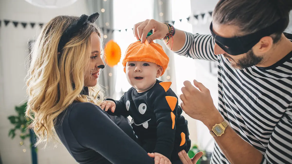 Familie feiert Karneval zu Hause