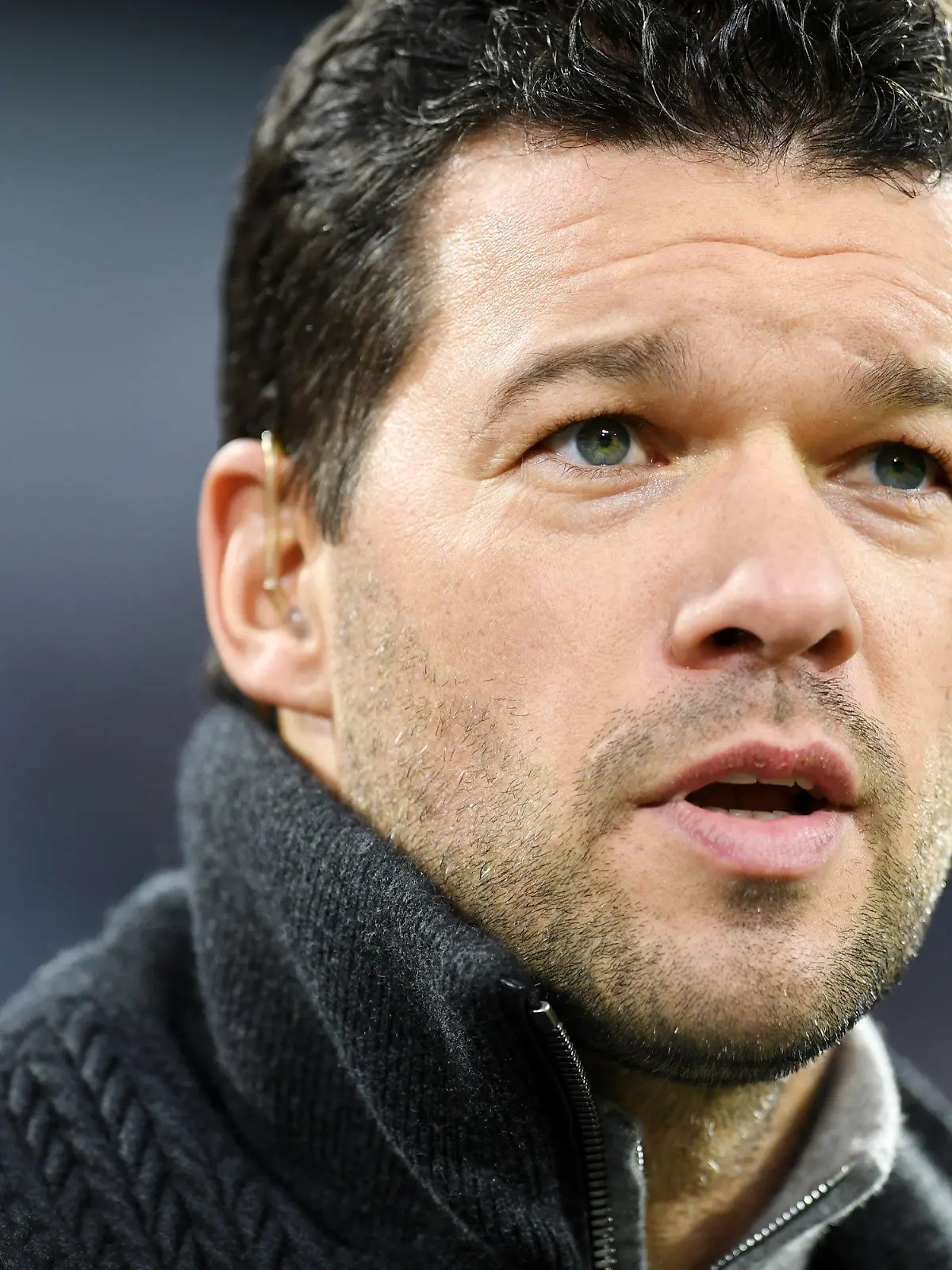 ARCHIV - 20.12.2017, Bayern, München: Fußball: DFB-Pokal, Bayern München - Borussia Dortmund, Achtelfinale, Allianz Arena. Der frühere Fußball-Profi Michael Ballack steht vor Spielbeginn in der Arena. (Zu dpa "Fünf Neue für die Hall of Fame: «Große deutsche Fußballmomente»") Foto: picture alliance / Tobias Hase/dpa +++ dpa-Bildfunk +++