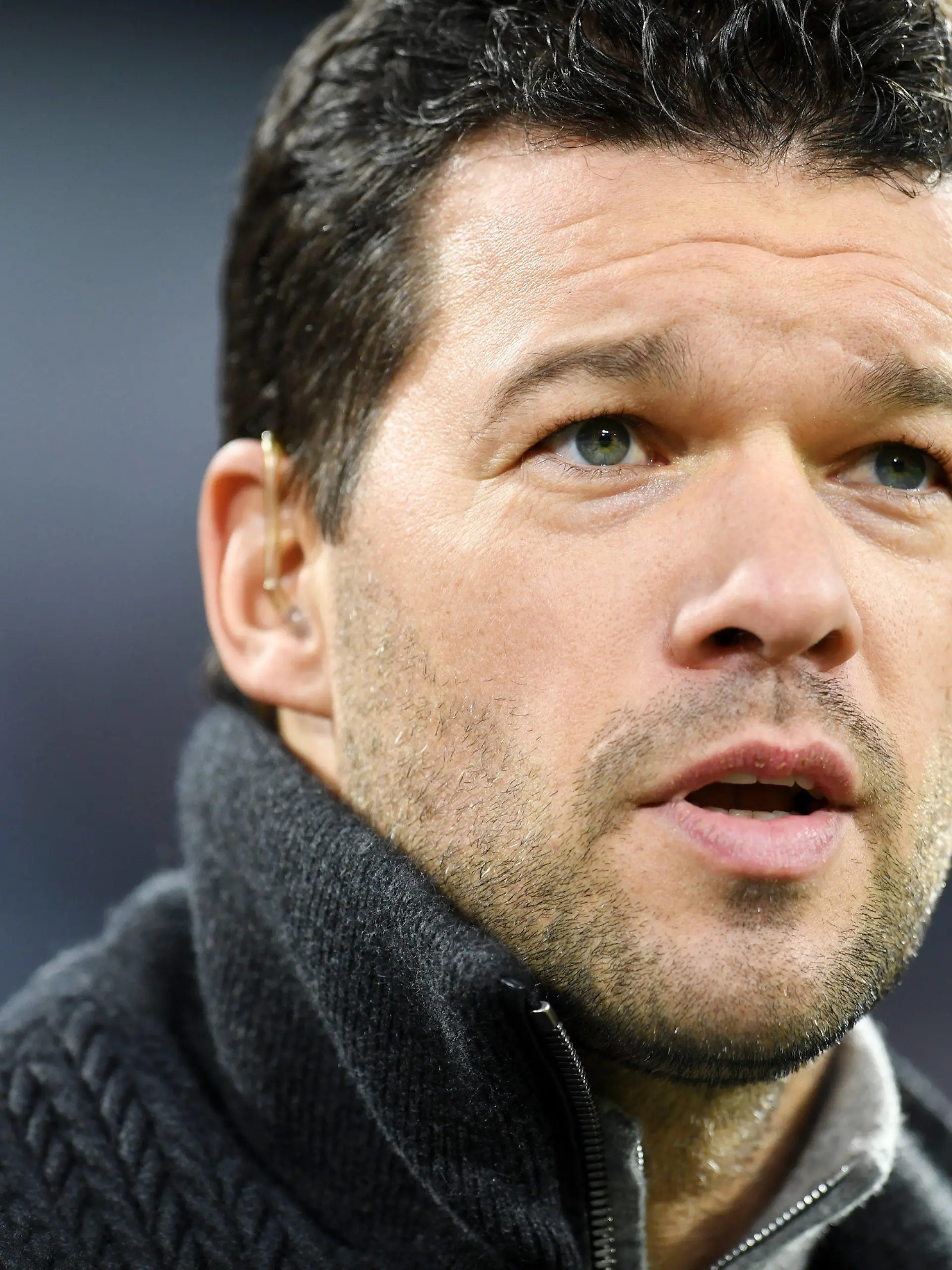 ARCHIV - 20.12.2017, Bayern, München: Fußball: DFB-Pokal, Bayern München - Borussia Dortmund, Achtelfinale, Allianz Arena. Der frühere Fußball-Profi Michael Ballack steht vor Spielbeginn in der Arena. (Zu dpa "Fünf Neue für die Hall of Fame: «Große deutsche Fußballmomente»") Foto: picture alliance / Tobias Hase/dpa +++ dpa-Bildfunk +++