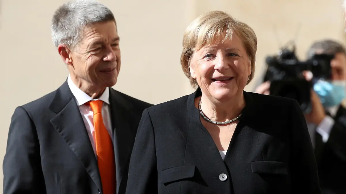 FILE PHOTO: German Chancellor Angela Merkel and her husband Joachim Sauer arrive ahead of a meeting with Pope Francis at the Vatican October 7, 2021. REUTERS/Yara Nardi/File Photo
