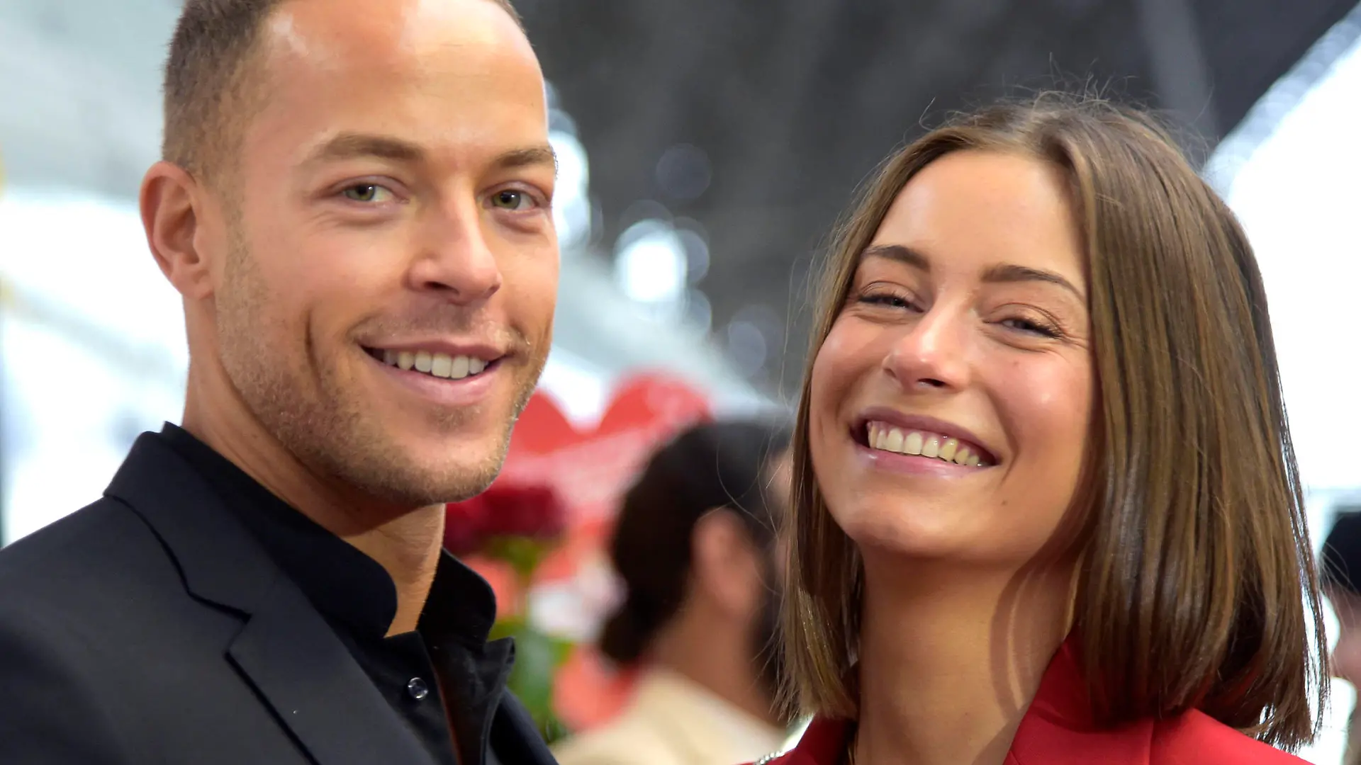 Andrej Mangold mit Freundin Jenny Lange beim duplo x Deutsche Bahn Valentinstagsevent auf dem Hauptbahnhof. Frankfurt am Main, 14.02.2020 *** Andrej Mangold with his girlfriend Jenny Lange at the duplo x Deutsche Bahn Valentines Day event at Frankfurt Main Station, 14 02 2020 Foto:xR.xMurmannx/xFuturexImage