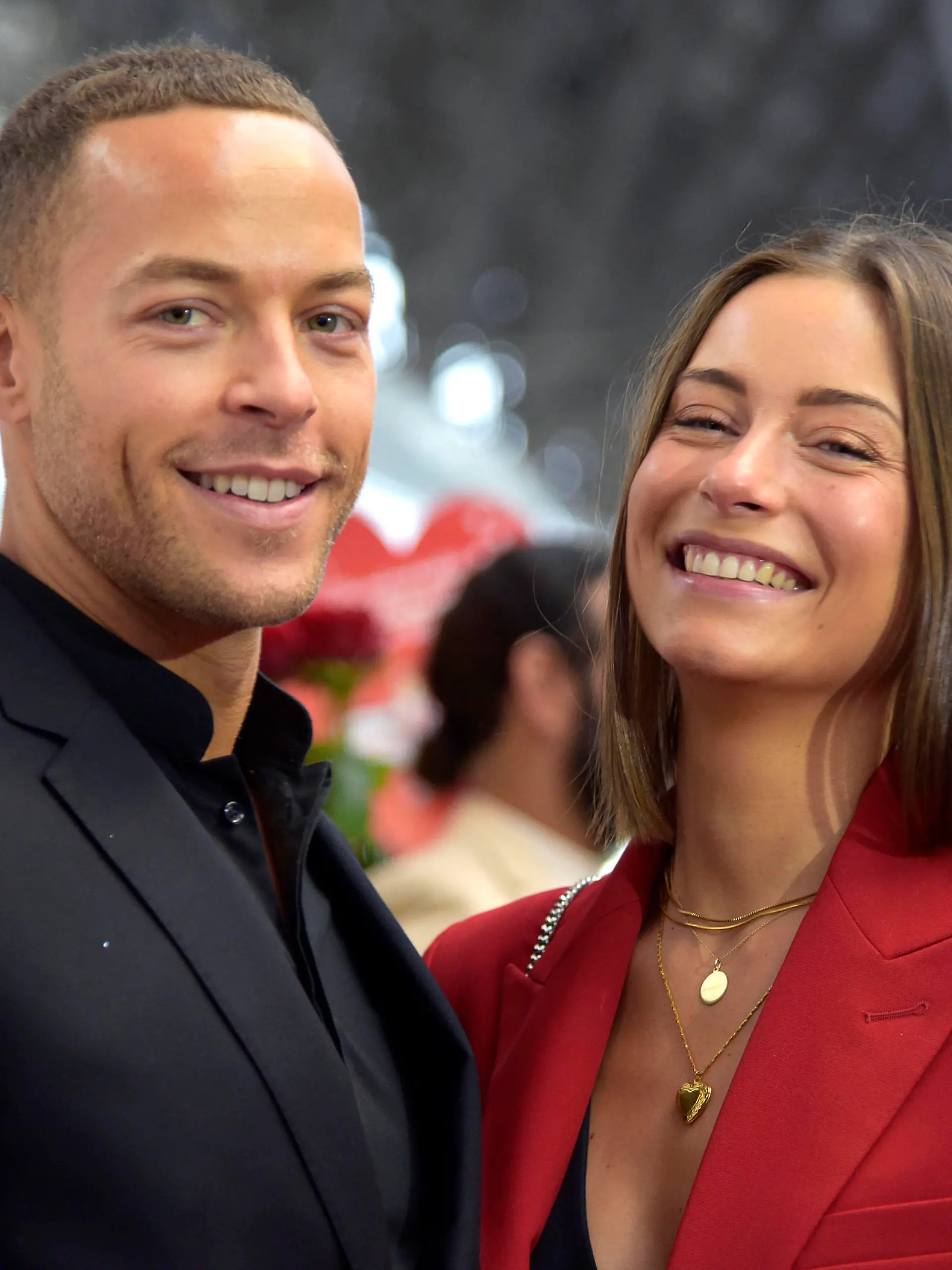  Andrej Mangold mit Freundin Jenny Lange beim duplo x Deutsche Bahn Valentinstagsevent auf dem Hauptbahnhof. Frankfurt am Main, 14.02.2020 *** Andrej Mangold with his girlfriend Jenny Lange at the duplo x Deutsche Bahn Valentines Day event at Frankfurt Main Station, 14 02 2020 Foto:xR.xMurmannx/xFuturexImage