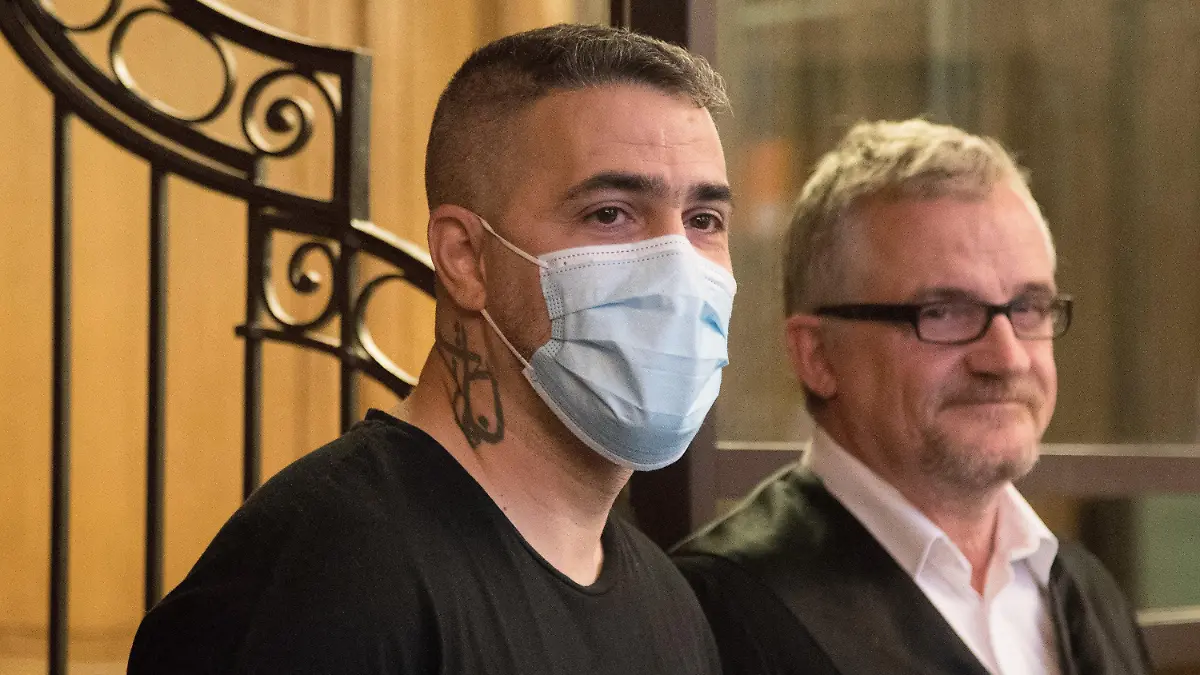 26.08.2020, Berlin: Anis Mohamed Youssef Ferchichi, bekannt als Rapper Bushido, steht beim Prozess gegen den Chef einer bekannten arabischstämmigen Großfamilie neben seinem Anwalt. Dem ehemaligen Geschäftspartner von Rapper Bushido werden mehrere Straftaten zum Nachteil von Bushido zur Last gelegt. Mitangeklagt sind drei Brüder von Arafat A.-Ch. Bushido ist in dem Verfahren am Landgericht in Berlin Nebenkläger. Foto: ---/dpa Pool/dpa +++ dpa-Bildfunk +++