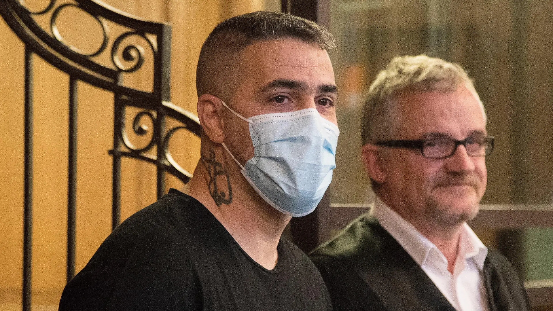 26.08.2020, Berlin: Anis Mohamed Youssef Ferchichi, bekannt als Rapper Bushido, steht beim Prozess gegen den Chef einer bekannten arabischstämmigen Großfamilie neben seinem Anwalt. Dem ehemaligen Geschäftspartner von Rapper Bushido werden mehrere Straftaten zum Nachteil von Bushido zur Last gelegt. Mitangeklagt sind drei Brüder von Arafat A.-Ch. Bushido ist in dem Verfahren am Landgericht in Berlin Nebenkläger. Foto: ---/dpa Pool/dpa +++ dpa-Bildfunk +++
