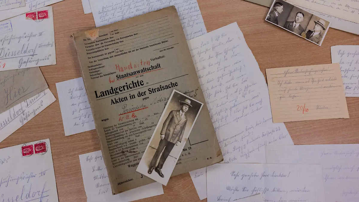 12.04.2023, Nordrhein-Westfalen, Düsseldorf: Unterlagen und Fotografien aus der Handakte zum Kriminalfall Peter Kürten liegen im Stadtarchiv auf einem Tisch. Die Handakte soll an die Abteilung Rheinland im Landesarchiv übergeben werden. Kürten war einer der meistgesuchten Serienmörder der Weimarer Republik. Allein in Düsseldorf hatte der in den Jahren 1929/30 acht Menschen getötet. Nach seiner Verhaftung hatte der Untersuchungsrichter die Handakte mit den aus seiner Sicht wichtigsten Informationen zum Fall angelegt. Foto: Rolf Vennenbernd/dpa - ACHTUNG: Nur zur redaktionellen Verwendung im Zusammenhang mit einer Berichterstattung und nur mit vollständiger Nennung des vorstehenden Credits +++ dpa-Bildfunk +++