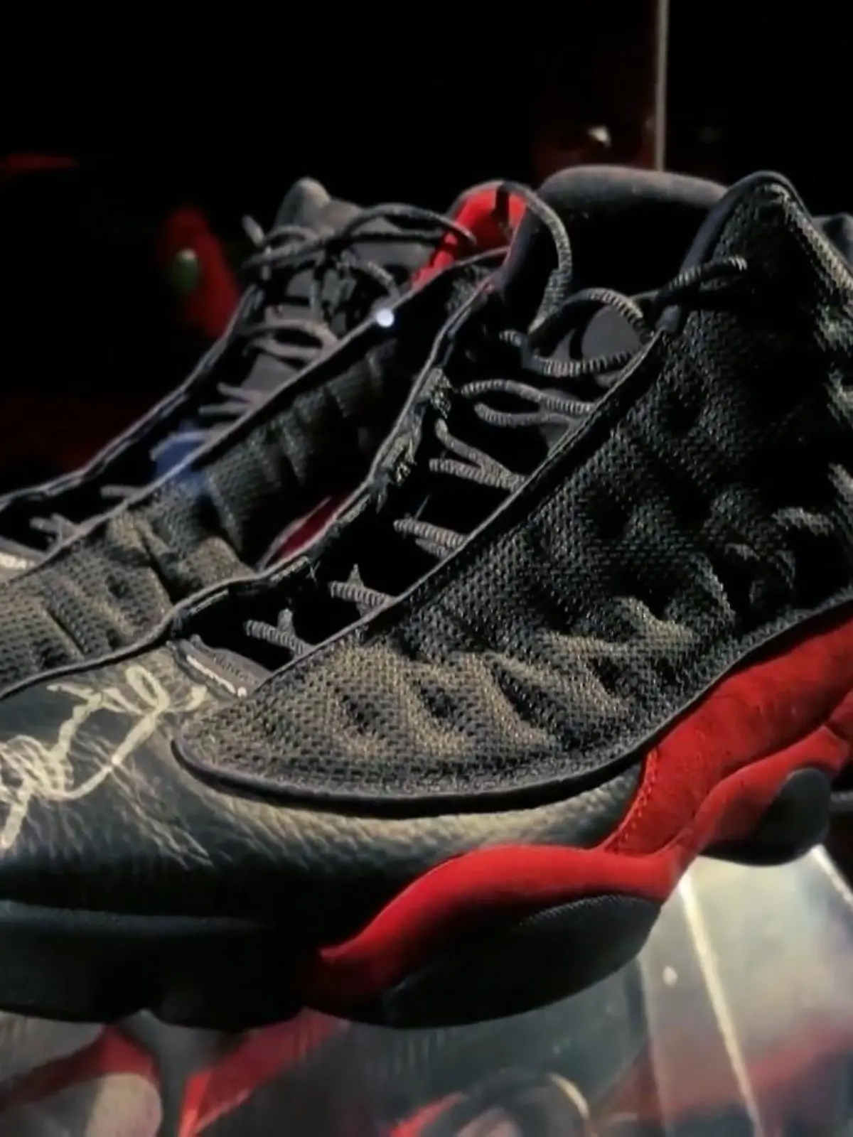 Das Auktionshaus Sothebys hat jetzt in New York für umgerechnet mehr als zwei Millionen Euro Schuhe versteigert. Natürlich sind es nicht irgendwelche Treter, sondern die Sneaker der Basketball-Ikone Michael Jordan.  Aber was ist es, das die Dinger so unfassbar wertvoll macht? Das und warum es Sie den Schuh jetzt sogar auf der Leinwand bestaunen können, sehen Sie im Video.