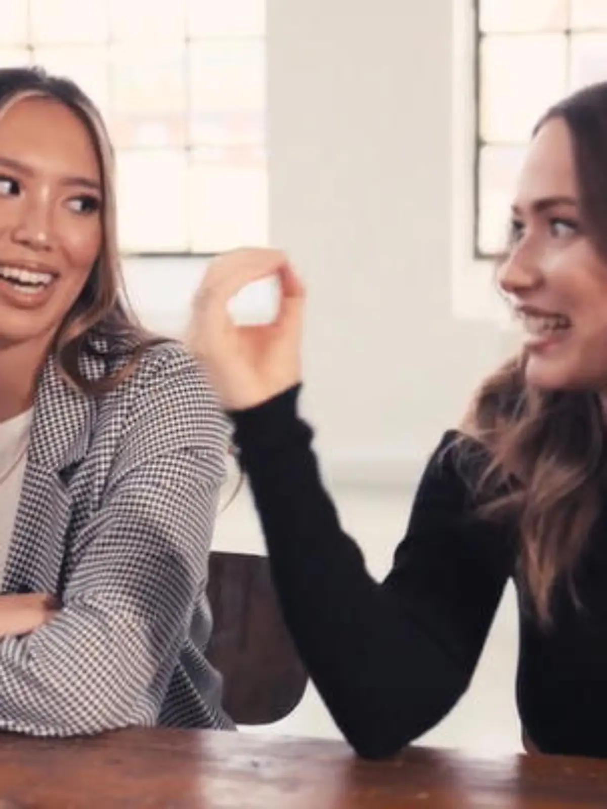 Caroline Nest und Sonja Dennig verbindet nicht nur ihre Leidenschaft für Youtube und ihr gemeinsamer Podcast „Pussytalk“. Denn beide sind ziemlich eng befreundet. Vor knapp zwei Jahren haben Sonny Loops und Adorable Caro, so ihre Youtube-Namen, sich über Instagram kennengelernt. Aber wie gut kennen die beiden sich wirklich? Im Netz haben Fans sogenannte „Wie gut kennst Du…?“- Tests erstellt. Und unsere Reporterin Jessica Kühefuß hat in der neuen Folge von „RAW AND UNCUT“ natürlich direkt den beiden Influencerinnen mit diesen Tests auf den Zahn gefühlt.