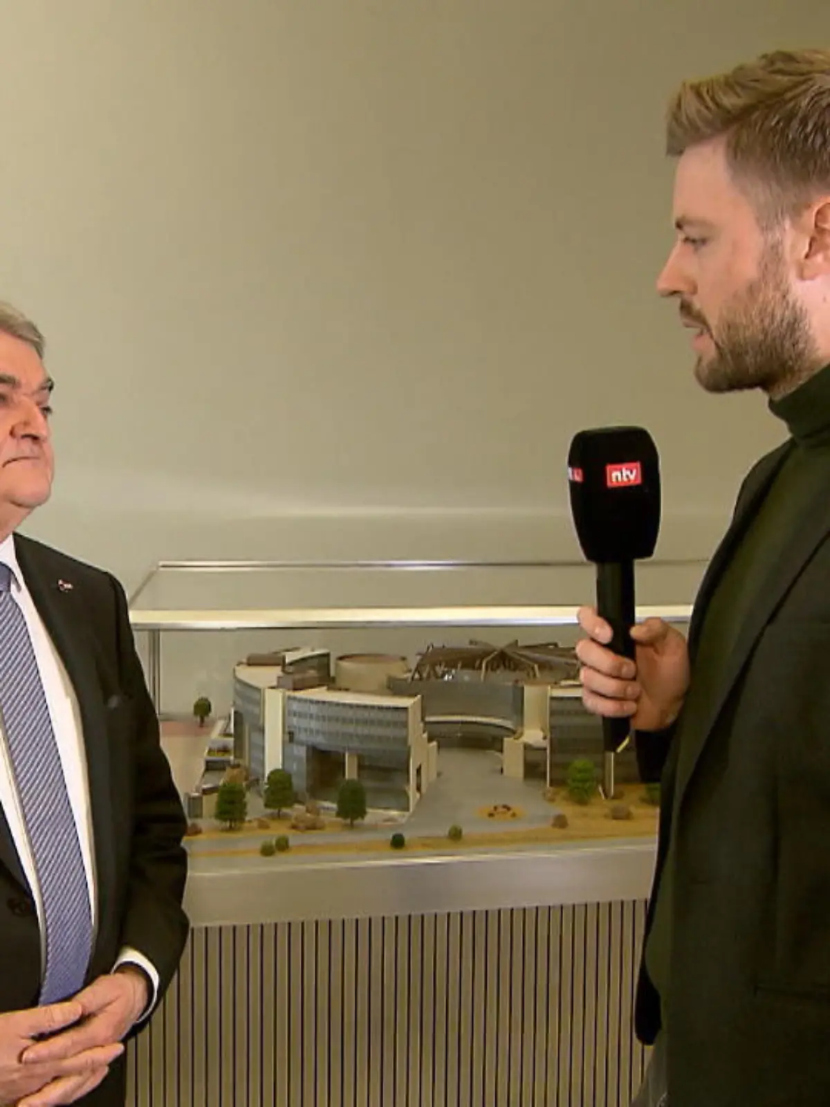 Bild zu: "NRW-Innenminister im Interview"