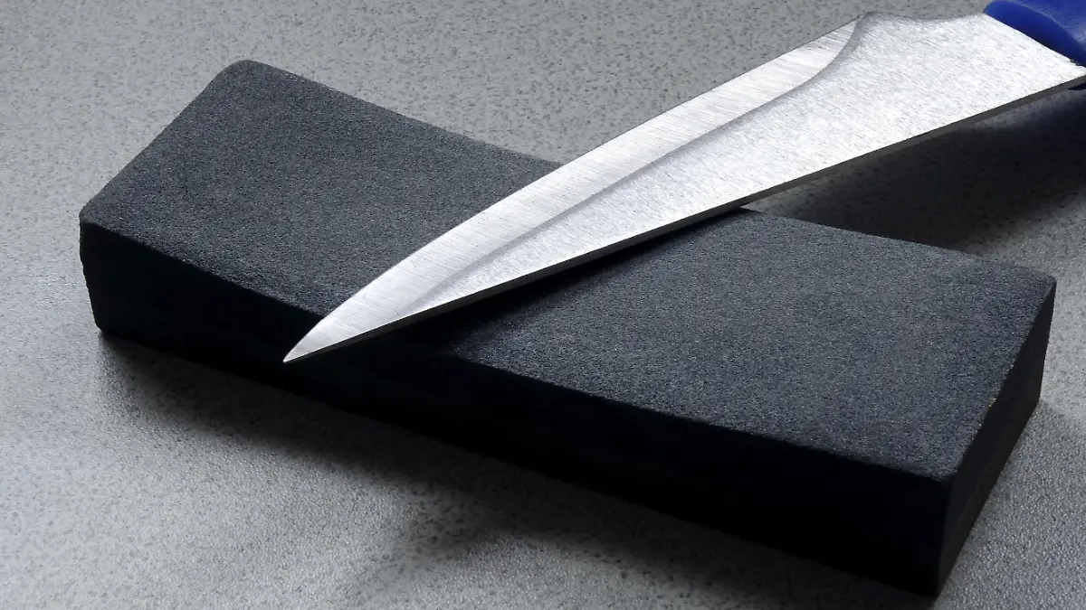 ILLUSTRATION - Ein Messer liegt auf einem Wetzstein, aufgenommen am 16.02.2016. Foto: S. Steinach - ACHTUNG! KEINE BILDFUNKVERWENDUNG - | Verwendung weltweit