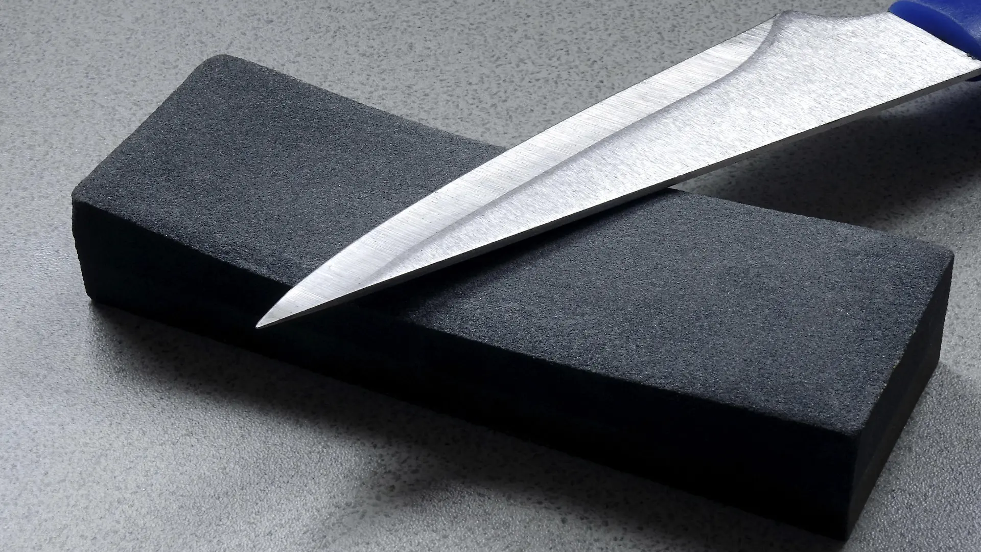 ILLUSTRATION - Ein Messer liegt auf einem Wetzstein, aufgenommen am 16.02.2016. Foto: S. Steinach - ACHTUNG! KEINE BILDFUNKVERWENDUNG - | Verwendung weltweit