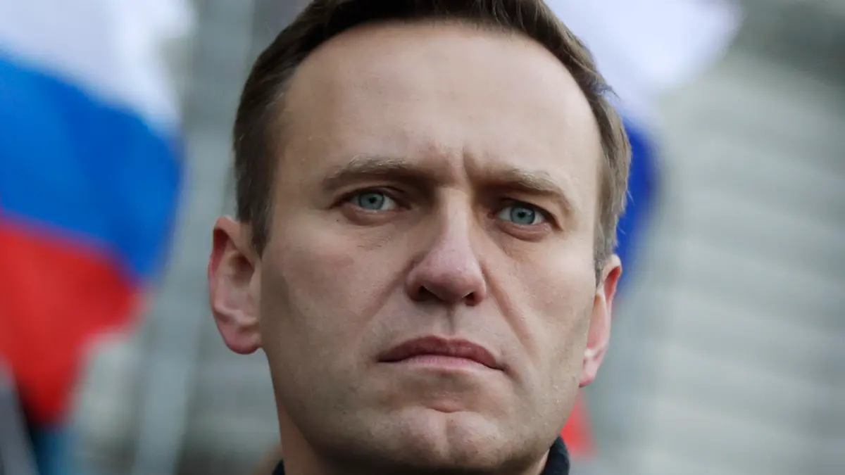 ARCHIV - 29.02.2020, Russland, Moskau: Der russische Oppositionsführer Alexej Nawalny nimmt an einem Marsch zum Gedenken an den Oppositionsführer Nemzow teil. (zu dpa: "Kremlgegner Nawalny fordert härtere Sanktionen gegen Oligarchen") Foto: Pavel Golovkin/AP/dpa +++ dpa-Bildfunk +++