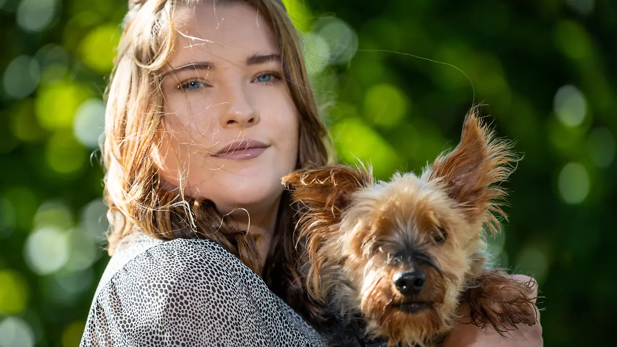 Levi Carter hält Hund Chico auf dem Arm