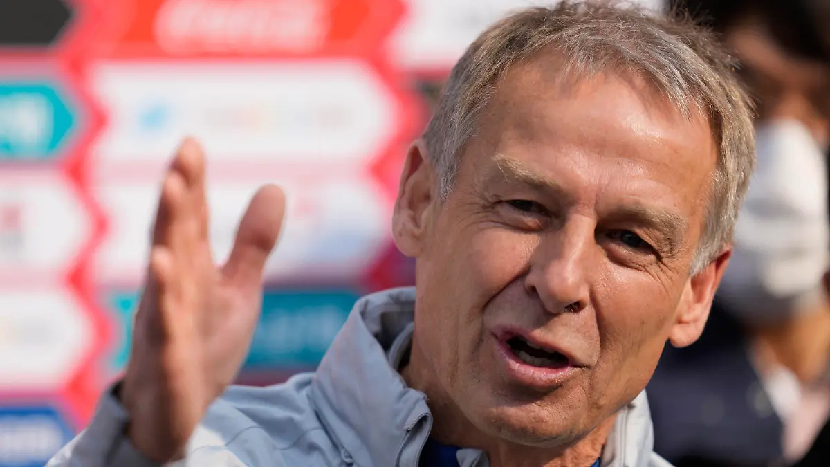 ARCHIV - 20.03.2023, Südkorea, Paju: Jürgen Klinsmann (r), neuer Nationaltrainer von Südkorea, beantwortet die Fragen eines Journalisten vor einer Trainingseinheit im National Football Center. Klinsmann ist Teil des neuen UEFA-Beirats. (zu dpa: «Bericht: Gremium mit Klinsmann, Lahm und Völler soll UEFA beraten») Foto: Lee Jin-man/AP/dpa +++ dpa-Bildfunk +++