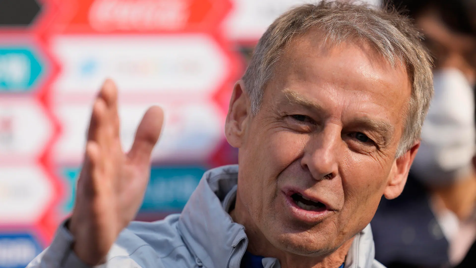 ARCHIV - 20.03.2023, Südkorea, Paju: Jürgen Klinsmann (r), neuer Nationaltrainer von Südkorea, beantwortet die Fragen eines Journalisten vor einer Trainingseinheit im National Football Center. Klinsmann ist Teil des neuen UEFA-Beirats. (zu dpa: «Bericht: Gremium mit Klinsmann, Lahm und Völler soll UEFA beraten») Foto: Lee Jin-man/AP/dpa +++ dpa-Bildfunk +++