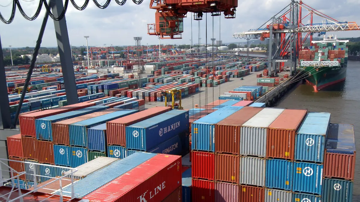 ARCHIV - Container werden im Hafen in Hamburg umgeschlagen (Archivfoto vom 26.08.2005). Der Aufschwung hat die deutsche Wirtschaft voll erfasst. Im Frühjahr ist die Konjunktur überraschend schnell gewachsen und hat so stark zugelegt wie seit fünf Jahren nicht mehr. Das teilte das Statistische Bundesamt am Montag (14.08.2006) in Wiesbaden mit. Foto: Maurizio Gambarini dpa +++(c) dpa - Bildfunk+++
