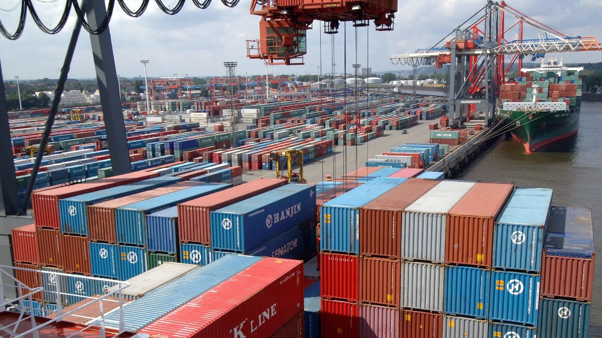 ARCHIV - Container werden im Hafen in Hamburg umgeschlagen (Archivfoto vom 26.08.2005). Der Aufschwung hat die deutsche Wirtschaft voll erfasst. Im Frühjahr ist die Konjunktur überraschend schnell gewachsen und hat so stark zugelegt wie seit fünf Jahren nicht mehr. Das teilte das Statistische Bundesamt am Montag (14.08.2006) in Wiesbaden mit. Foto: Maurizio Gambarini dpa  +++(c) dpa - Bildfunk+++