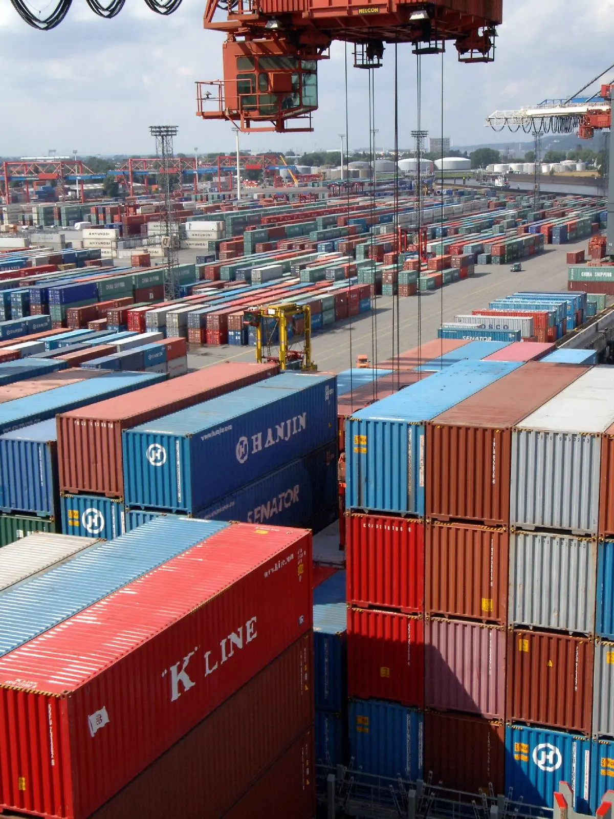 ARCHIV - Container werden im Hafen in Hamburg umgeschlagen (Archivfoto vom 26.08.2005). Der Aufschwung hat die deutsche Wirtschaft voll erfasst. Im Frühjahr ist die Konjunktur überraschend schnell gewachsen und hat so stark zugelegt wie seit fünf Jahren nicht mehr. Das teilte das Statistische Bundesamt am Montag (14.08.2006) in Wiesbaden mit. Foto: Maurizio Gambarini dpa  +++(c) dpa - Bildfunk+++