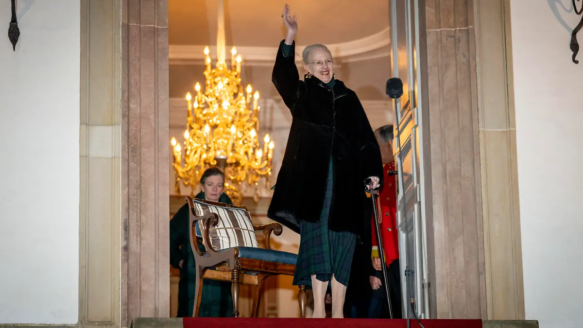 12.04.2023, Dänemark, Fredensborg: Dänemarks Königin Margrethe II. empfängt den Fackelzug der Stadt Fredensborg auf Schloss Fredensborg. Es ist der erste öffentliche Auftritt der Königin seit ihrer Rückenoperation. Foto: Ida Marie Odgaard/Ritzau Scanpix/AP/dpa +++ dpa-Bildfunk +++