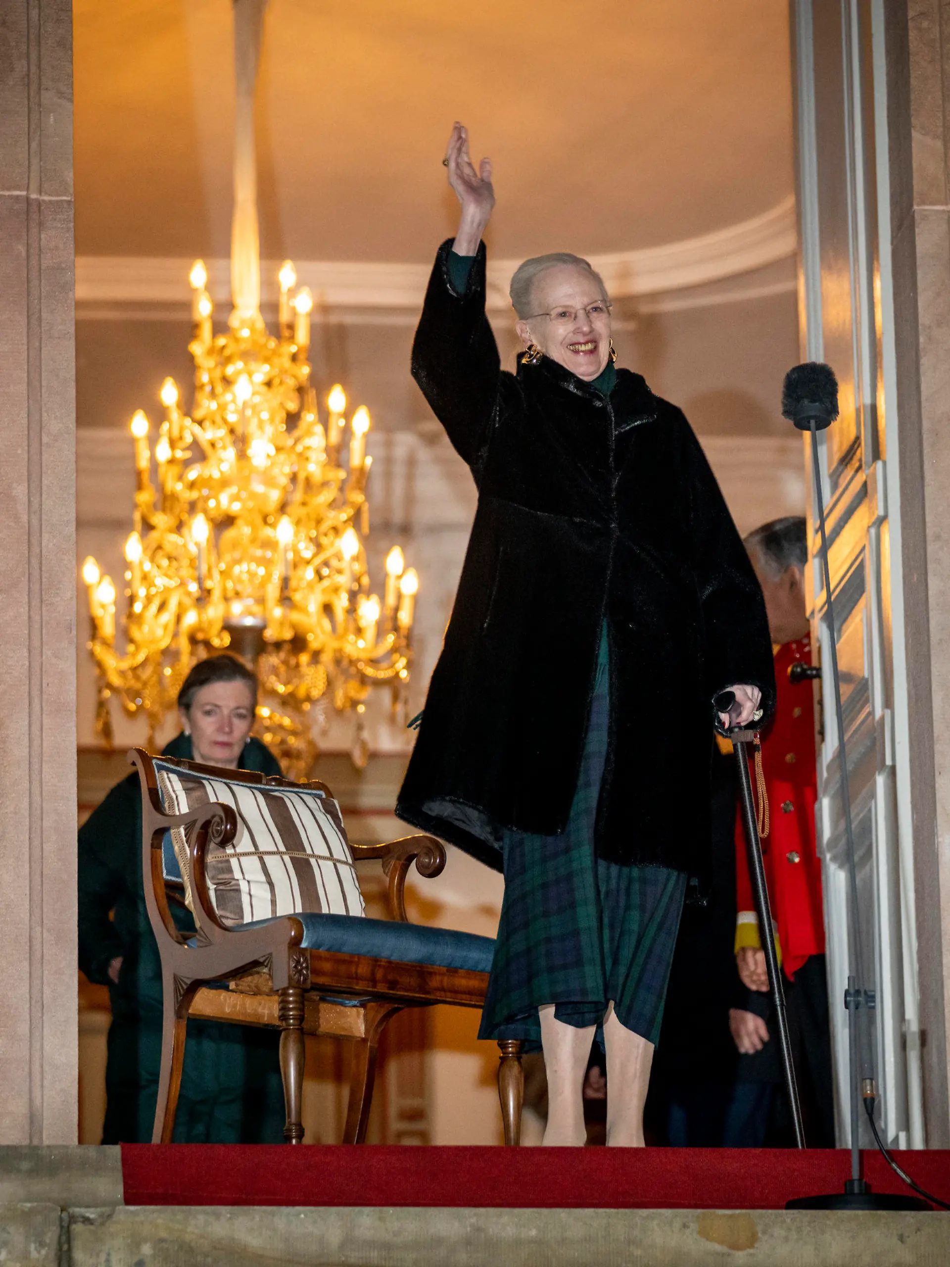 12.04.2023, Dänemark, Fredensborg: Dänemarks Königin Margrethe II. empfängt den Fackelzug der Stadt Fredensborg auf Schloss Fredensborg. Es ist der erste öffentliche Auftritt der Königin seit ihrer Rückenoperation. Foto: Ida Marie Odgaard/Ritzau Scanpix/AP/dpa +++ dpa-Bildfunk +++